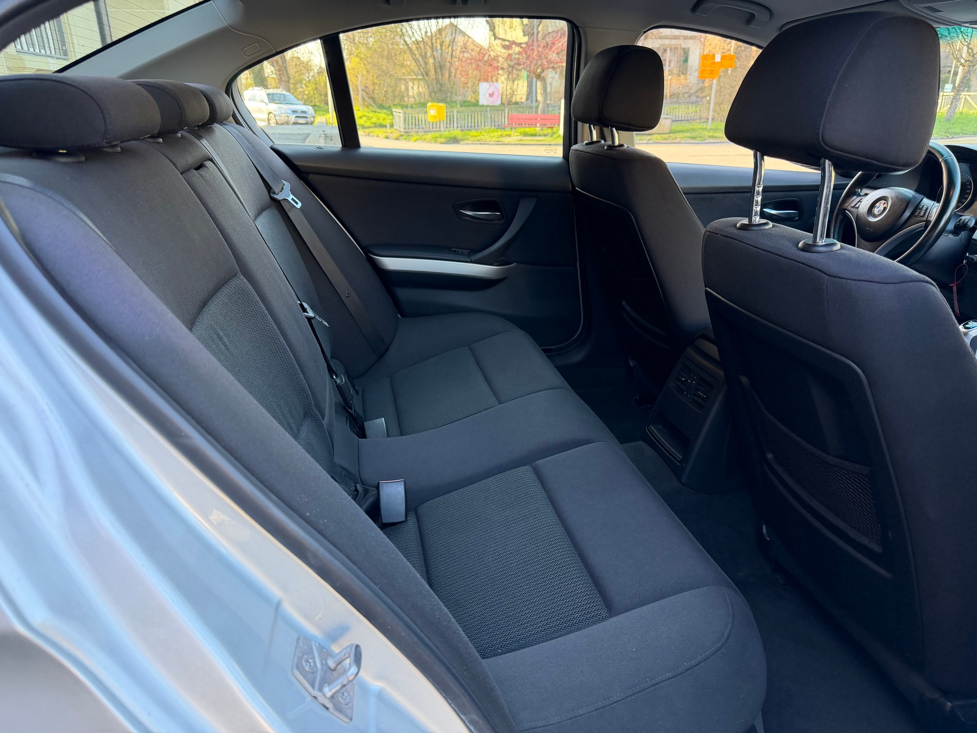 BMW 318i Dynamic Edition-image-9