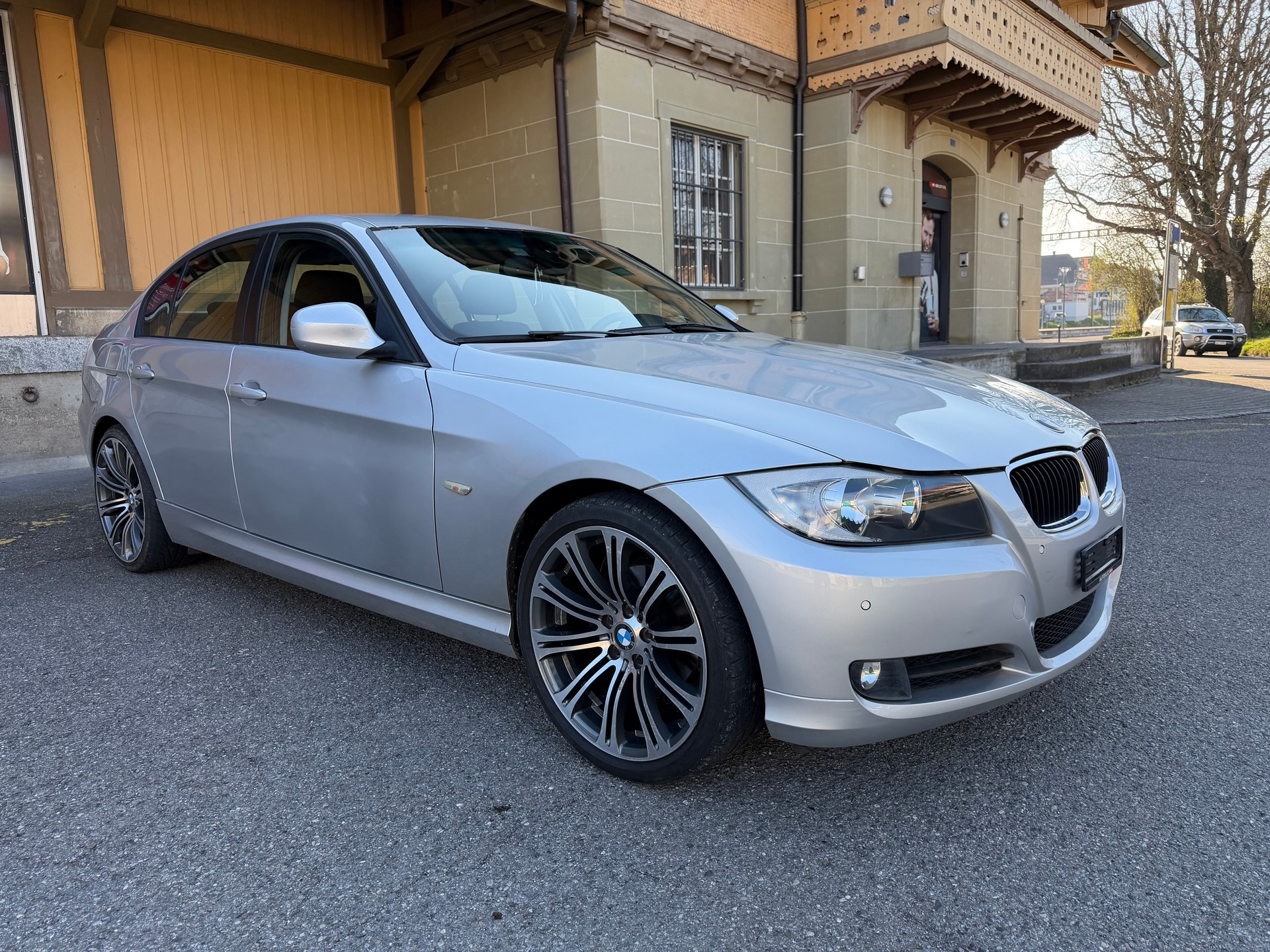 BMW 318i Dynamic Edition-image-7