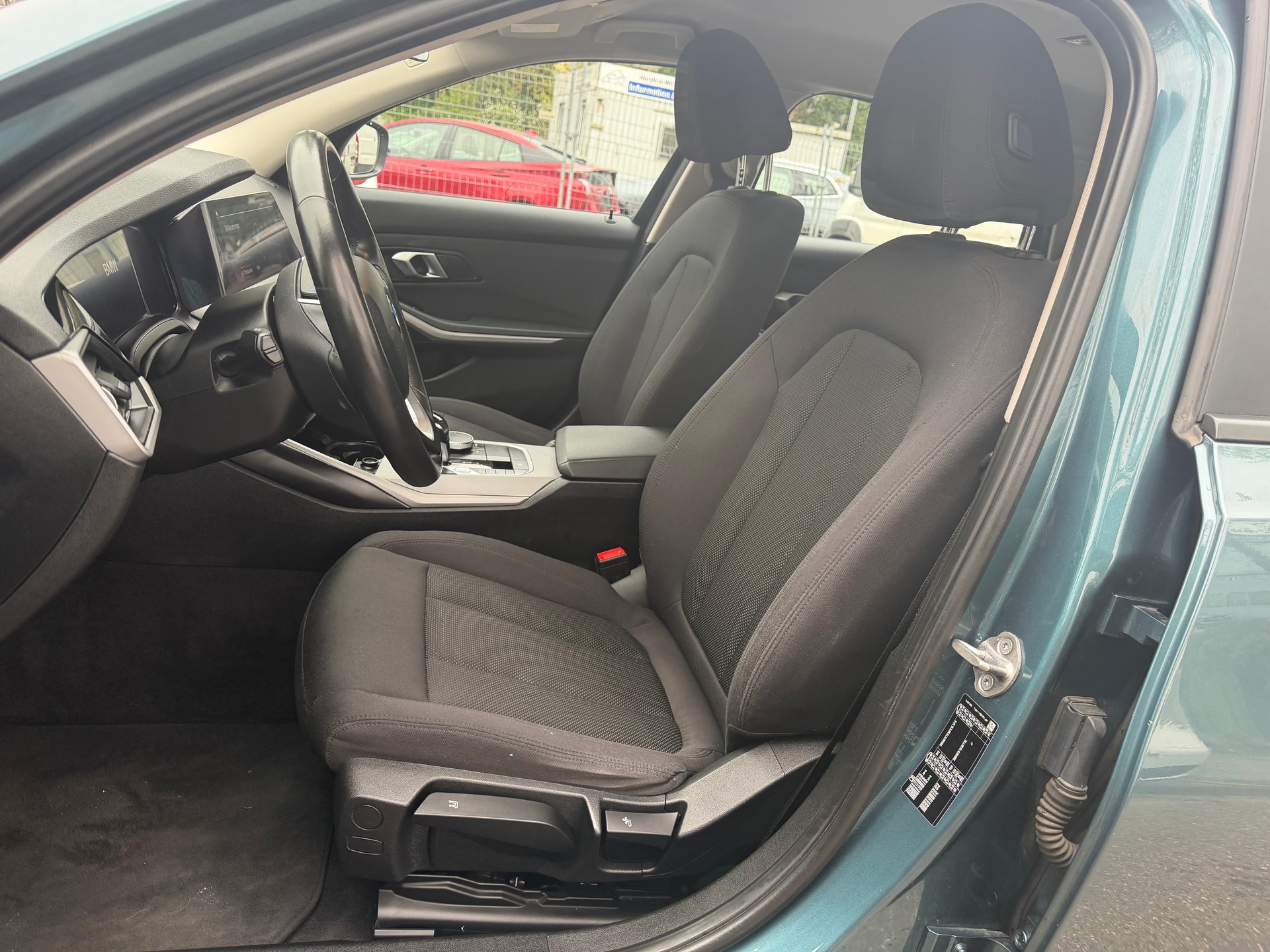 BMW 318d 48V Touring Steptronic * Gr. Navi * LED Scheinwerfer * Klima-auto * Tempomat * PDC V&H * Frisch Ab MFK-image-2