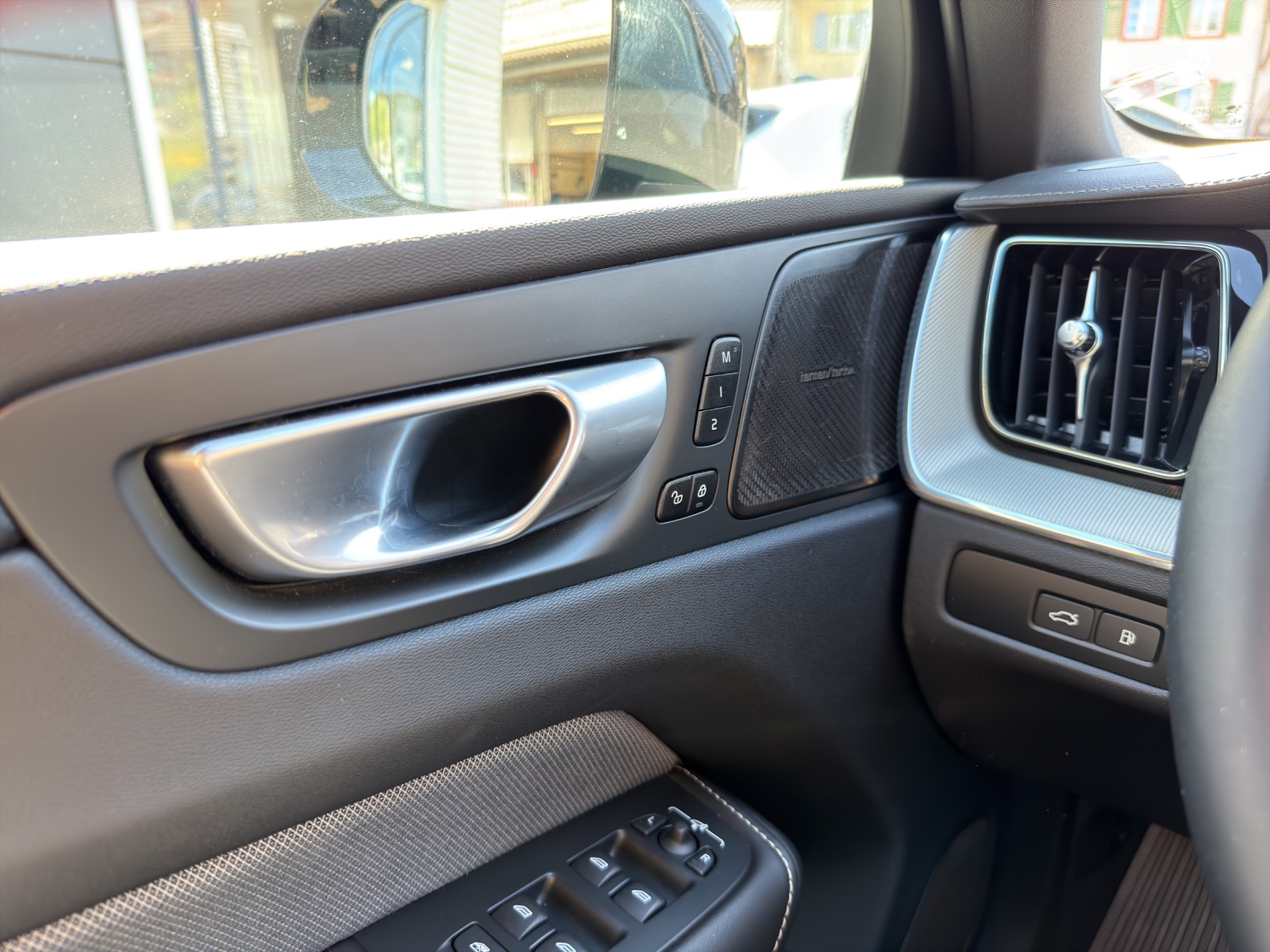 VOLVO XC60 2.0 T6 TE Ultimate Dark eAWD-image-10