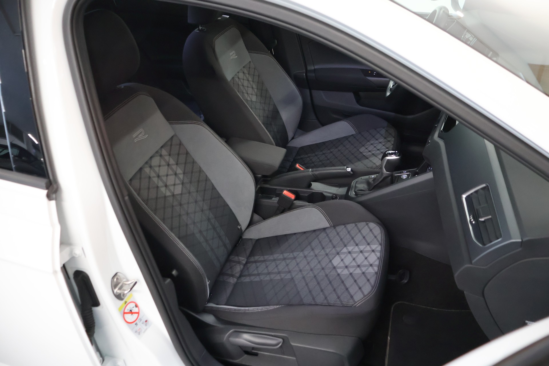 VW Taigo 1.0 TSI R-Line DSG-image-15
