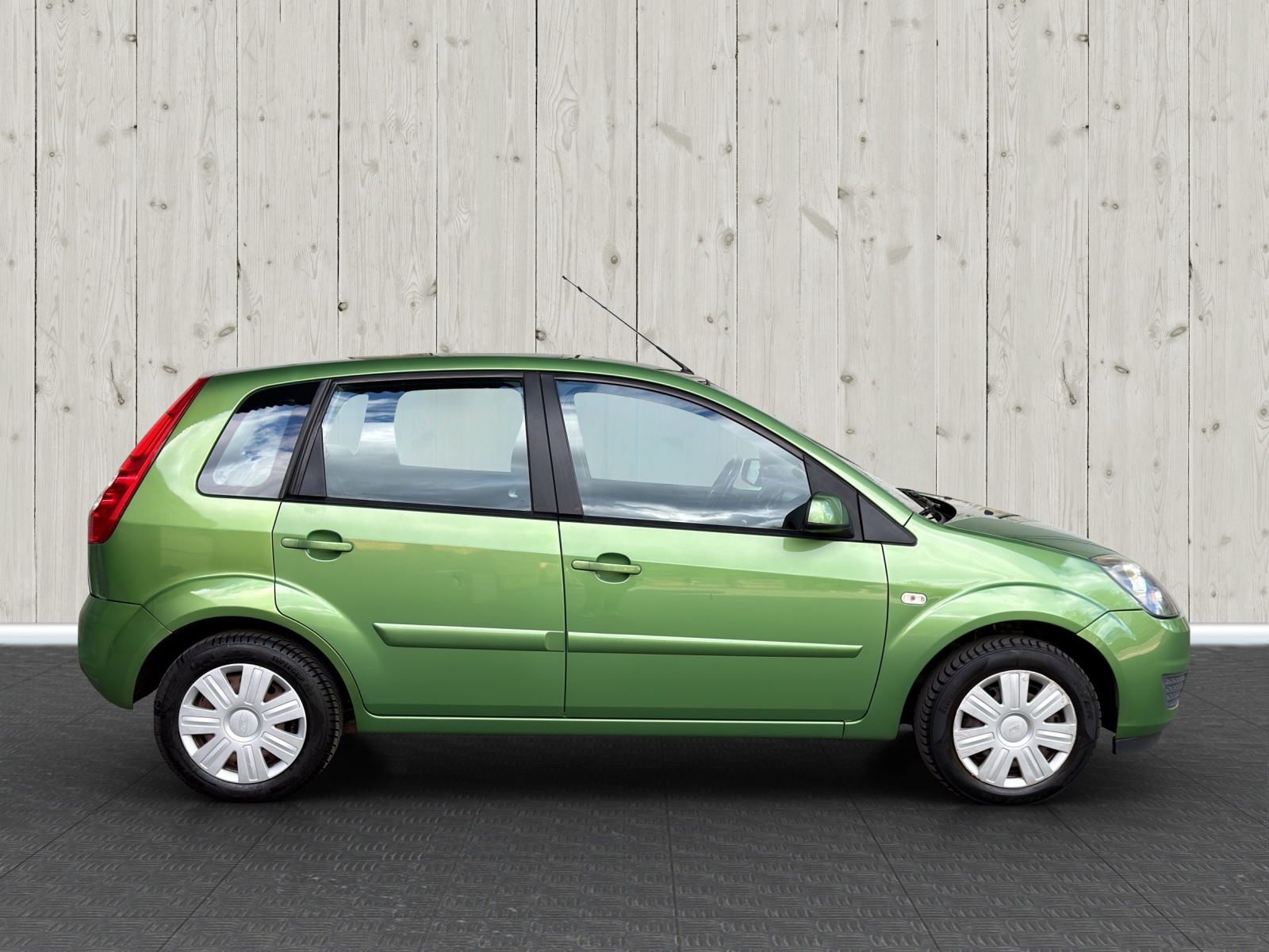 FORD Fiesta 1.4 16V Ghia-image-7