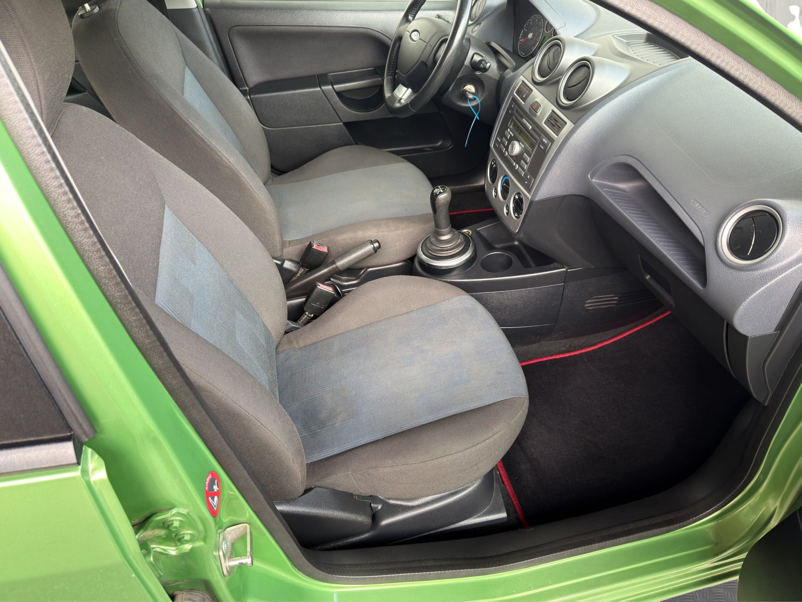 FORD Fiesta 1.4 16V Ghia-image-11