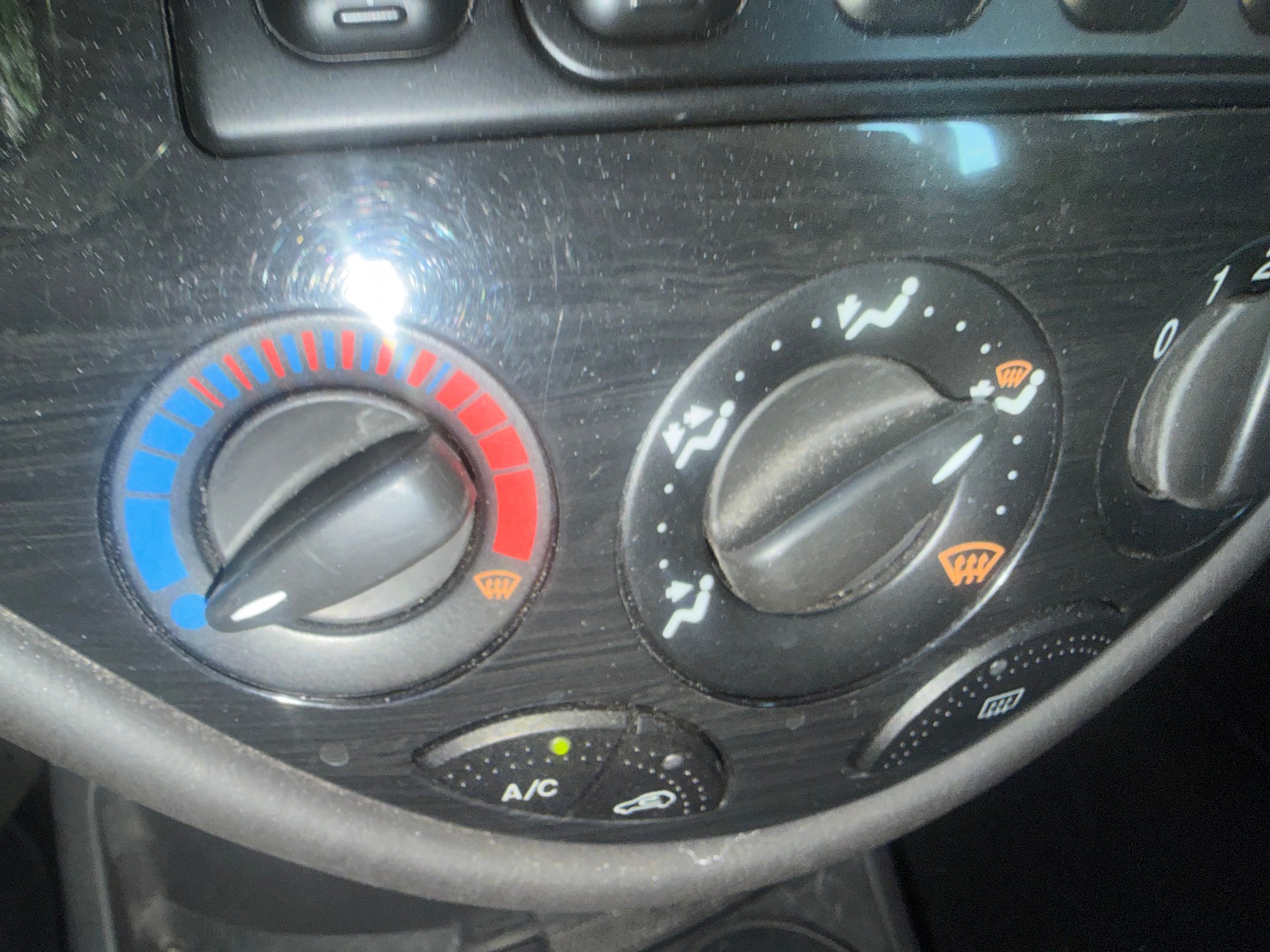 FORD Focus 1.6i 16V Ghia-image-9