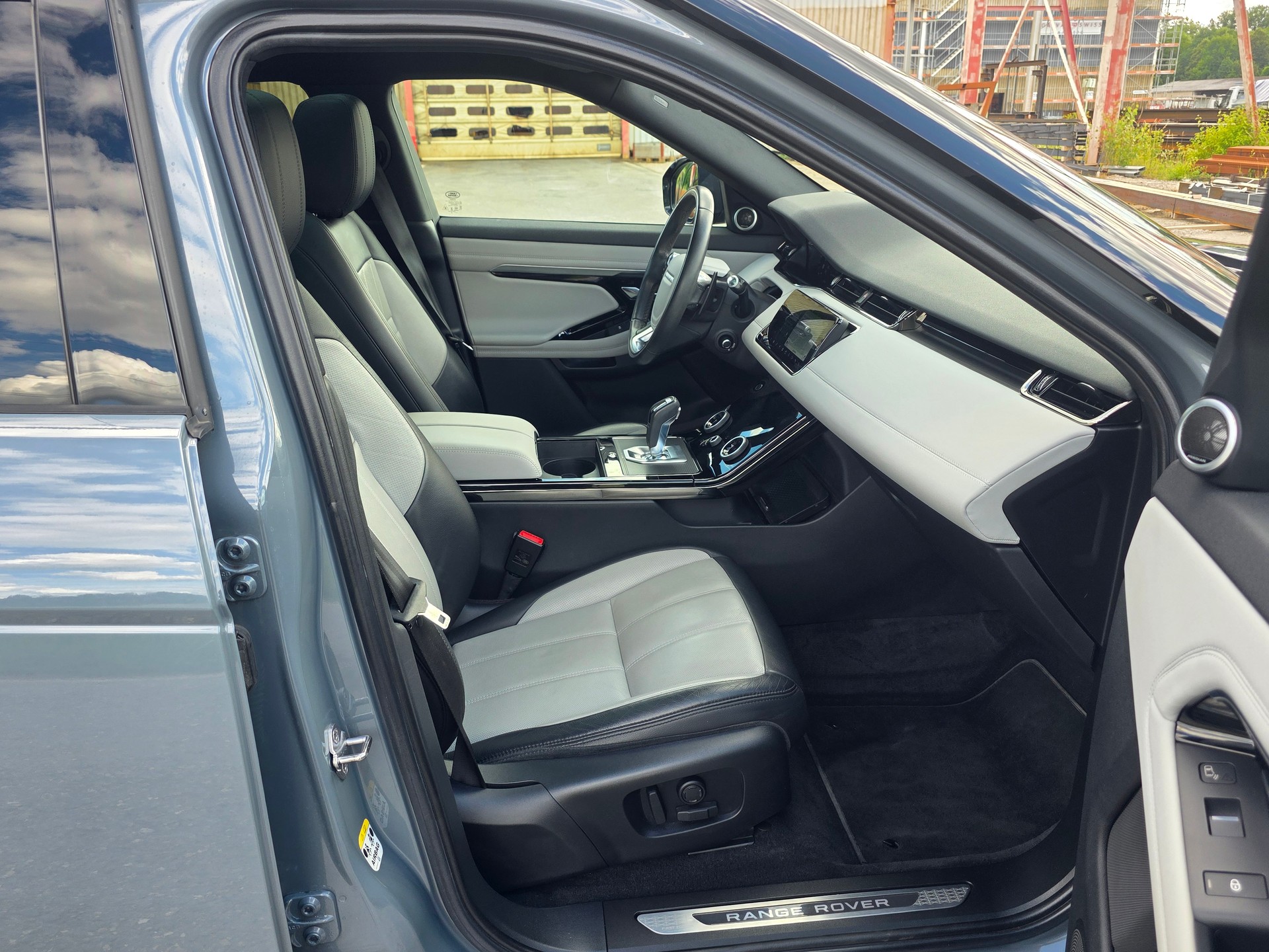 LAND ROVER Range Rover Evoque R-Dyn First Edi P 250 HSE AT9-image-9