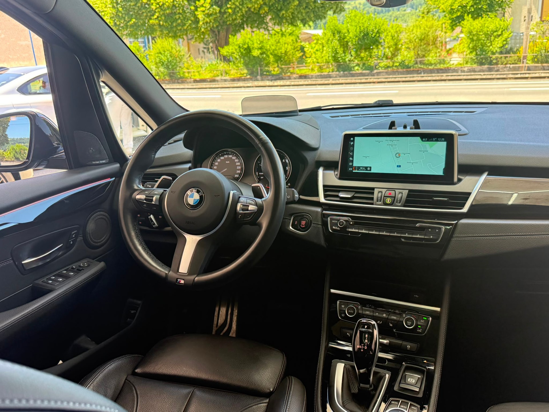 BMW 220d xDrive Gran Tourer Steptronic M Sport *Pano-Dach* *HUD* *Harman/ Kardon*-image-21