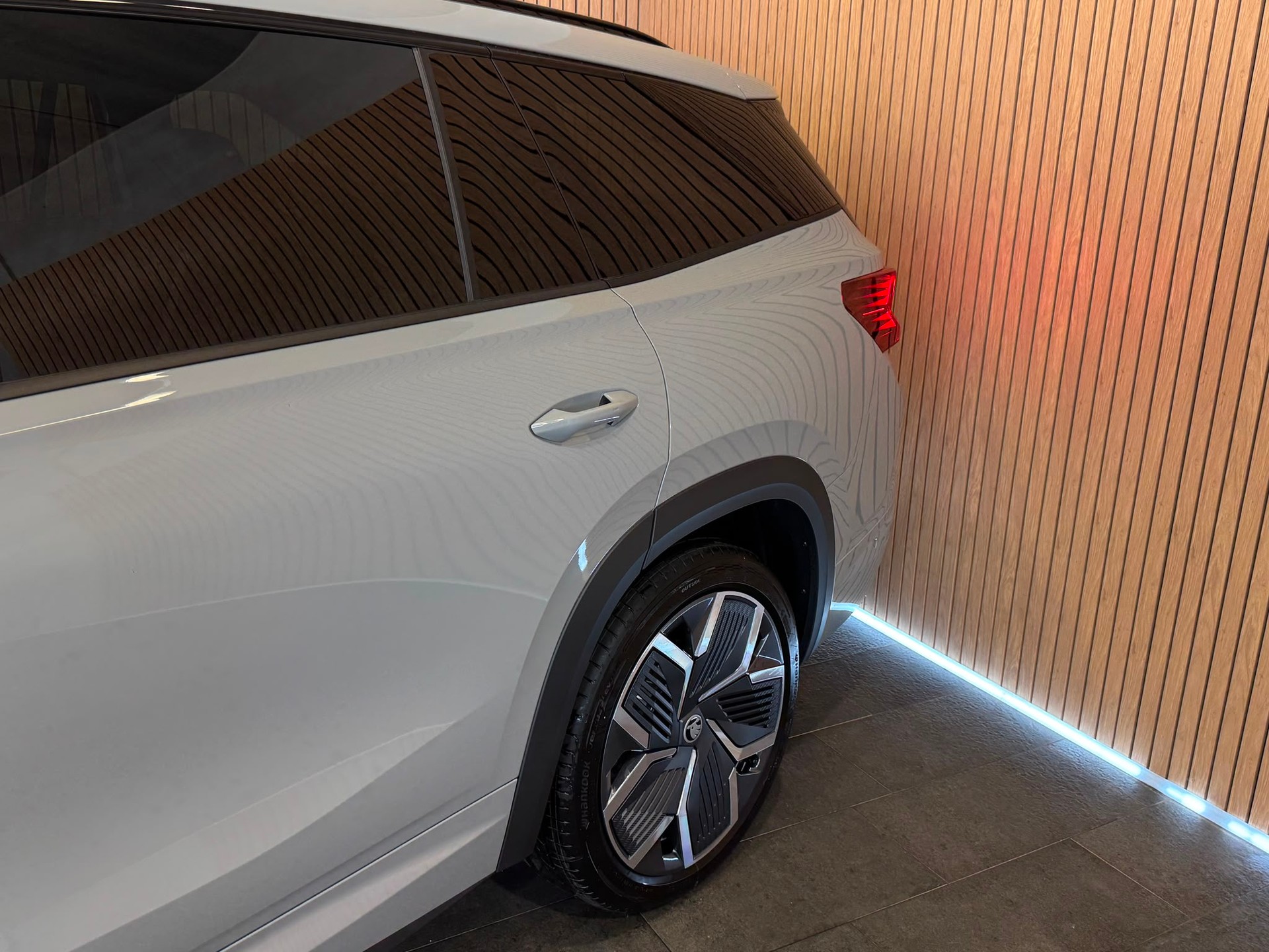 SKODA Kodiaq 1.5 TSI mHEV Selection *Steelgrey*-image-4