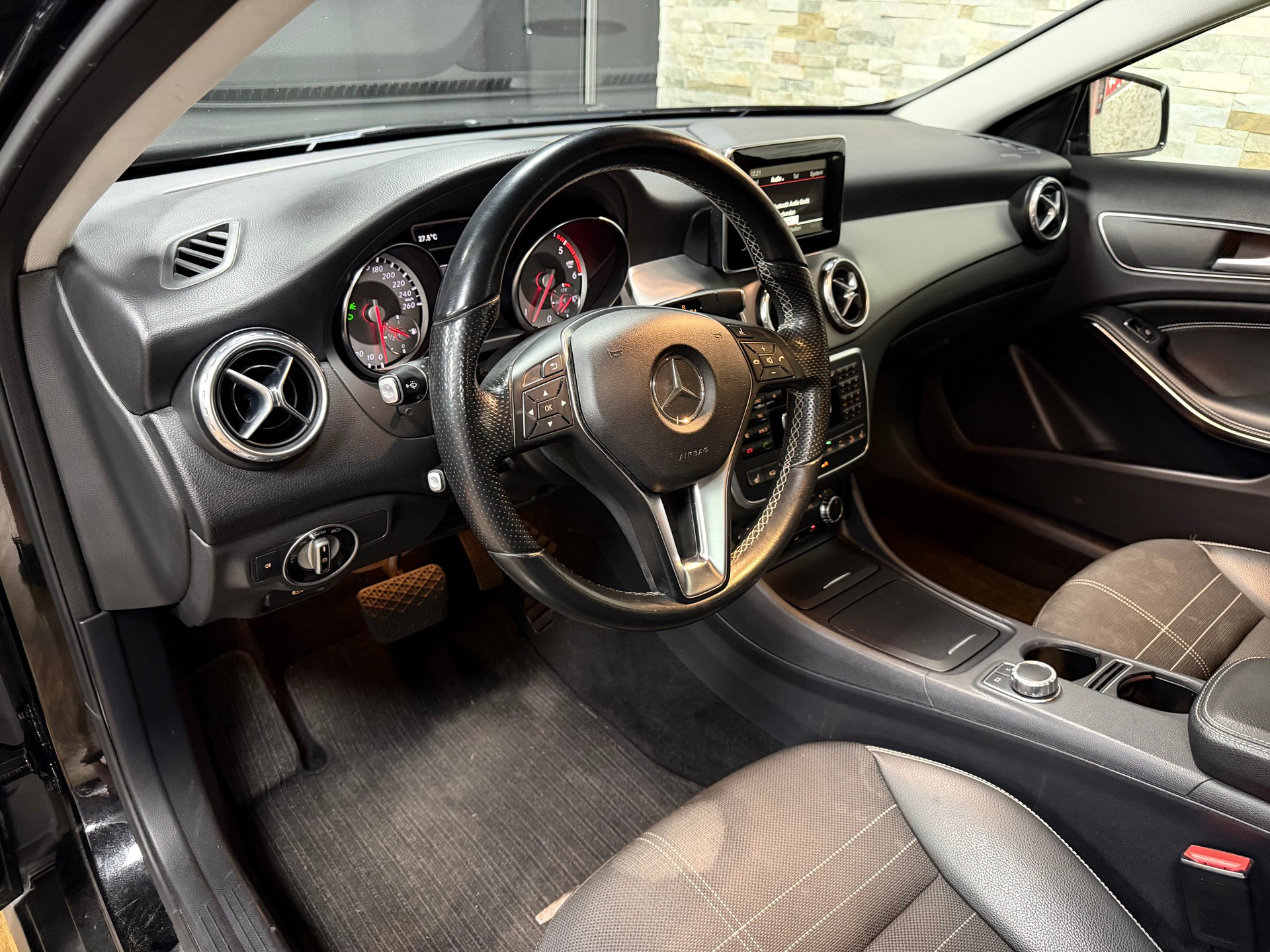MERCEDES-BENZ GLA 220 CDI Style 4Matic 7G-DCT-image-11