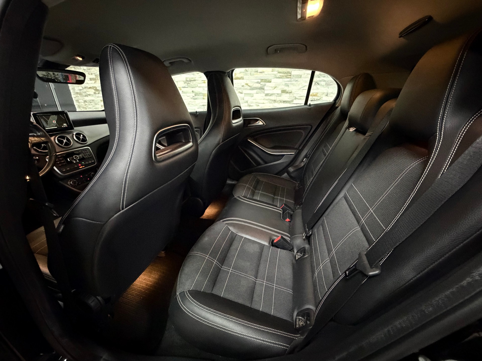 MERCEDES-BENZ GLA 220 CDI Style 4Matic 7G-DCT-image-18