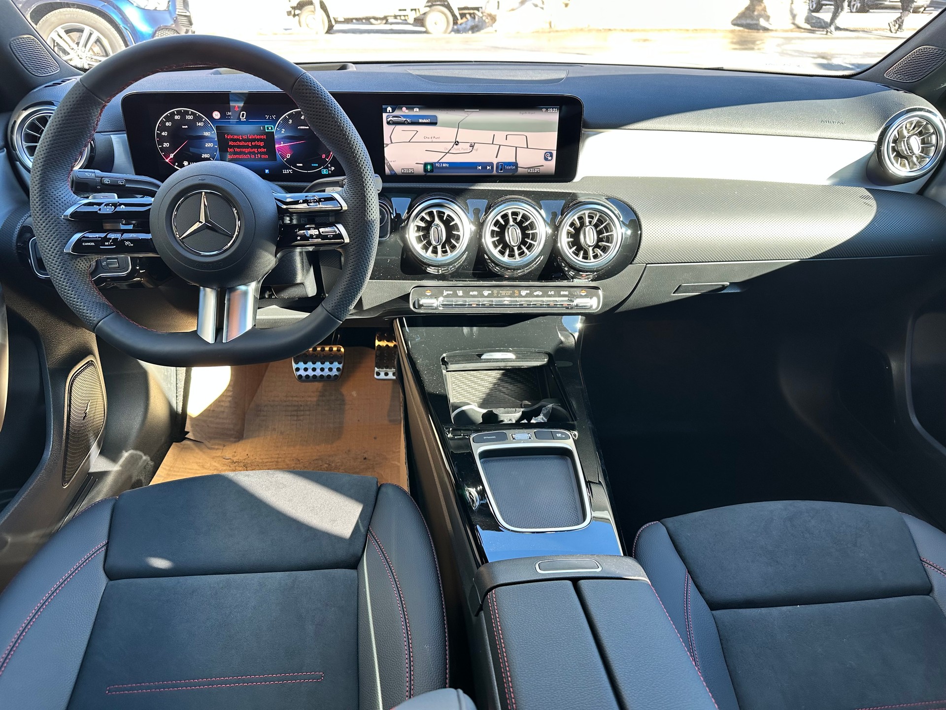 MERCEDES-BENZ A 250 AMG Line 4Matic-image-9
