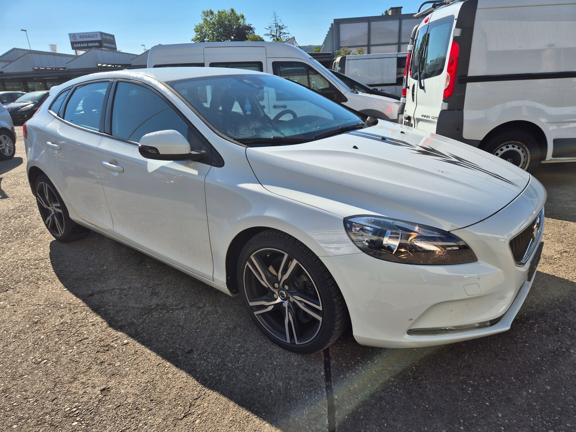 VOLVO V40 D3 Momentum-image-1