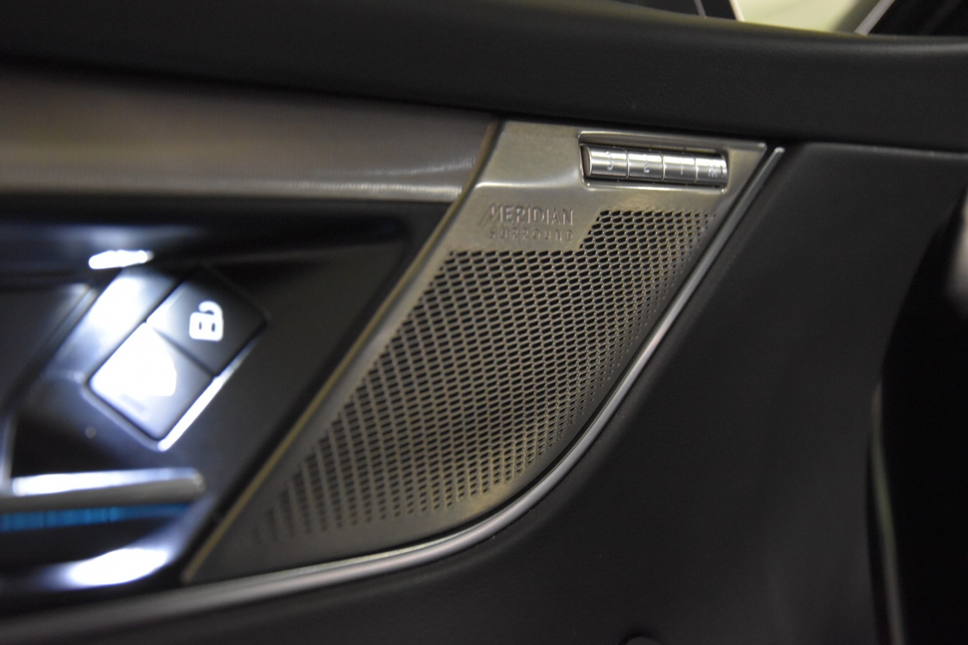 JAGUAR F-Pace 3.0 P400 R-Dynamic MHEV Black AWD-image-24