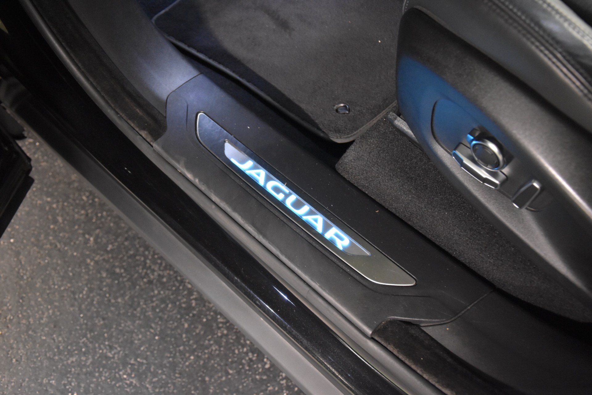 JAGUAR F-Pace 3.0 P400 R-Dynamic MHEV Black AWD-image-25
