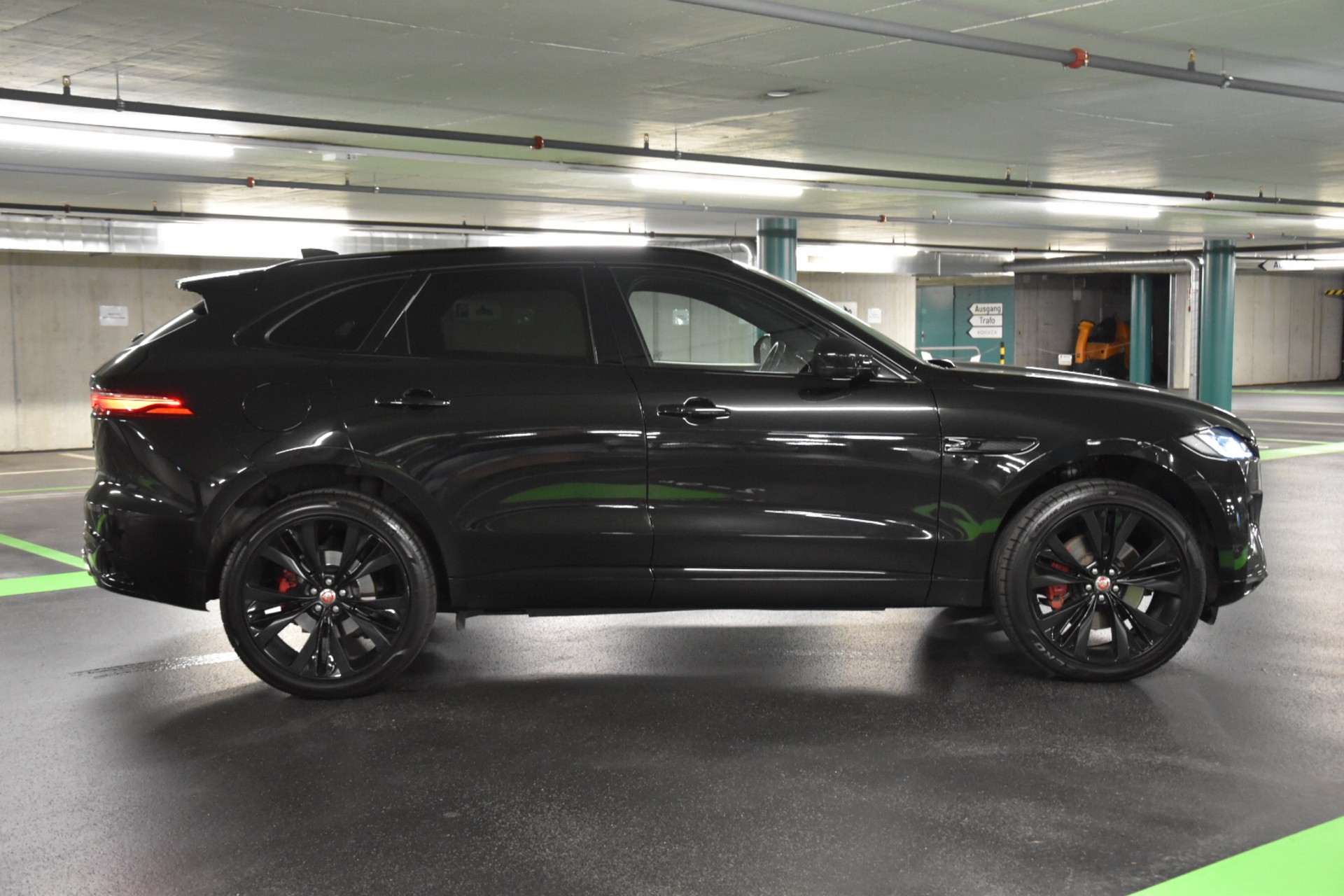 JAGUAR F-Pace 3.0 P400 R-Dynamic MHEV Black AWD-image-10