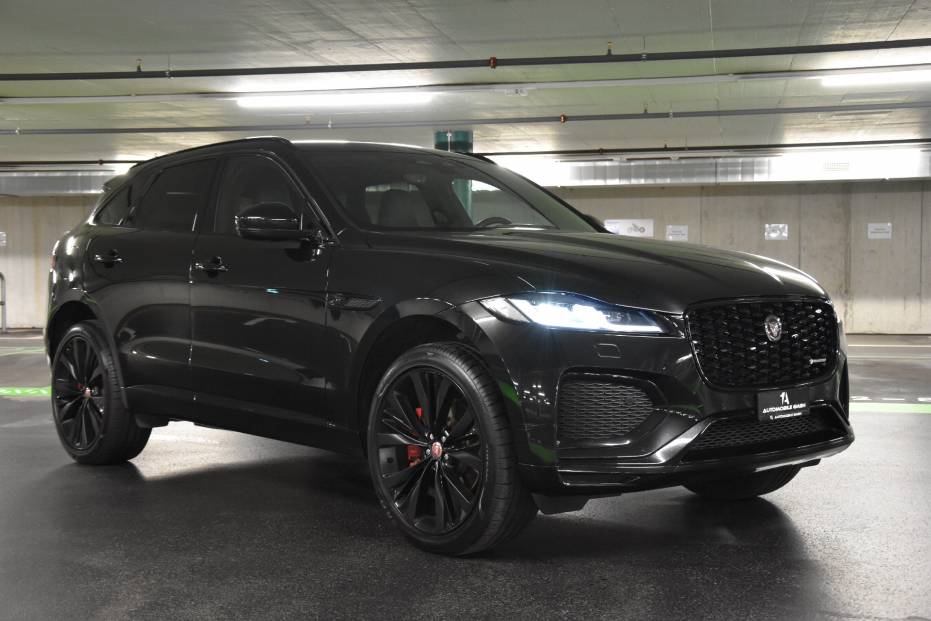 JAGUAR F-Pace 3.0 P400 R-Dynamic MHEV Black AWD-image-11
