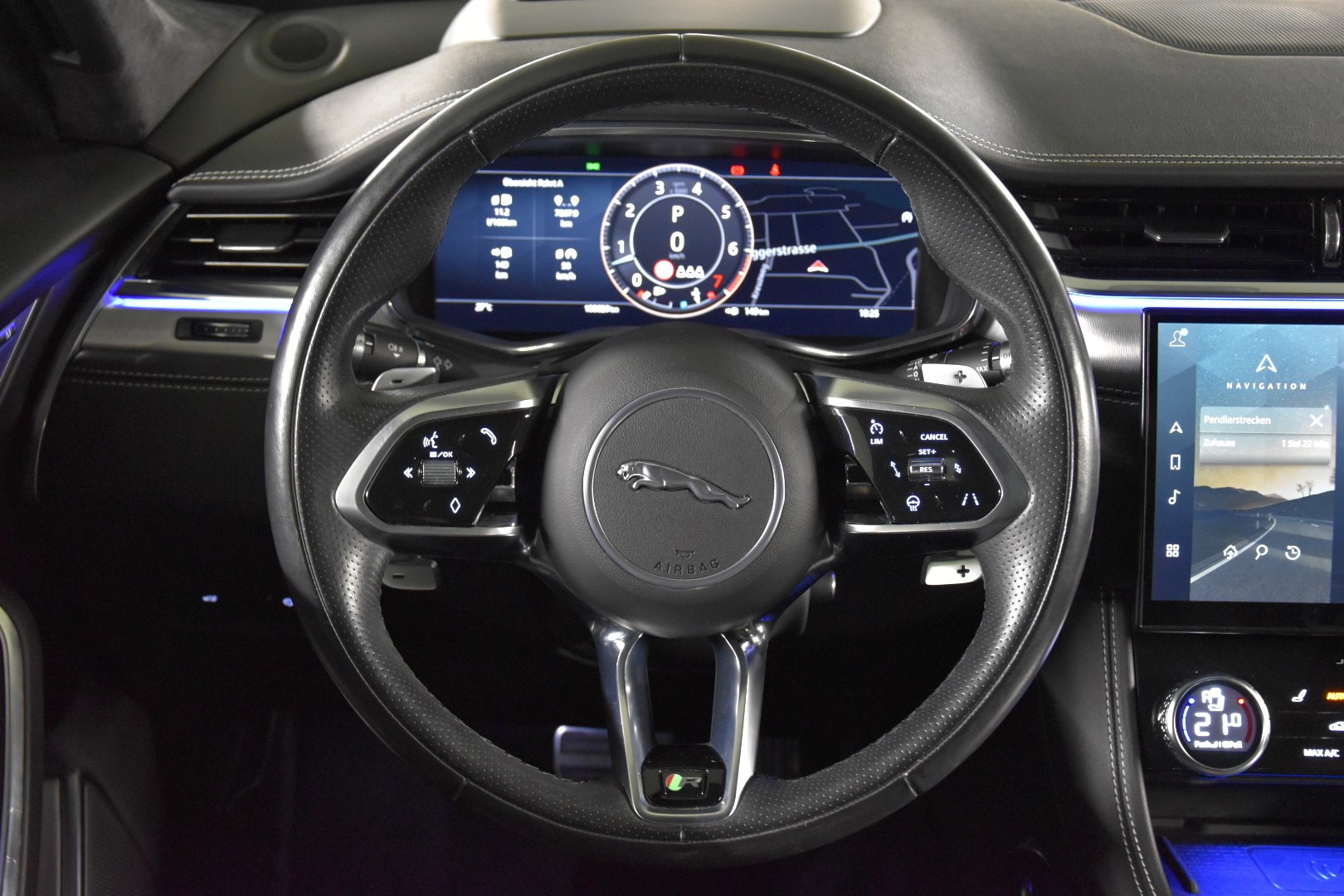 JAGUAR F-Pace 3.0 P400 R-Dynamic MHEV Black AWD-image-13