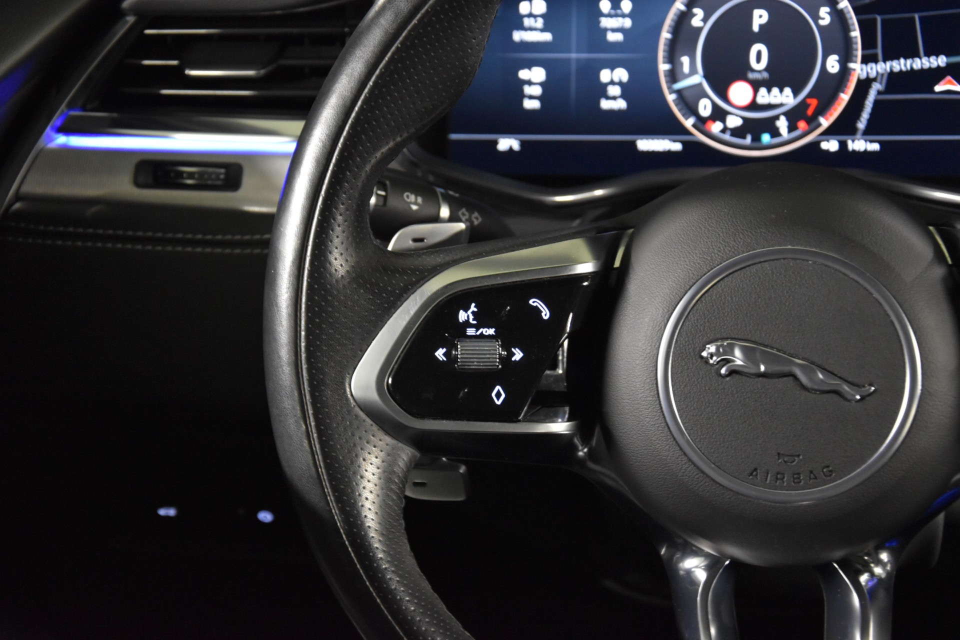 JAGUAR F-Pace 3.0 P400 R-Dynamic MHEV Black AWD-image-15