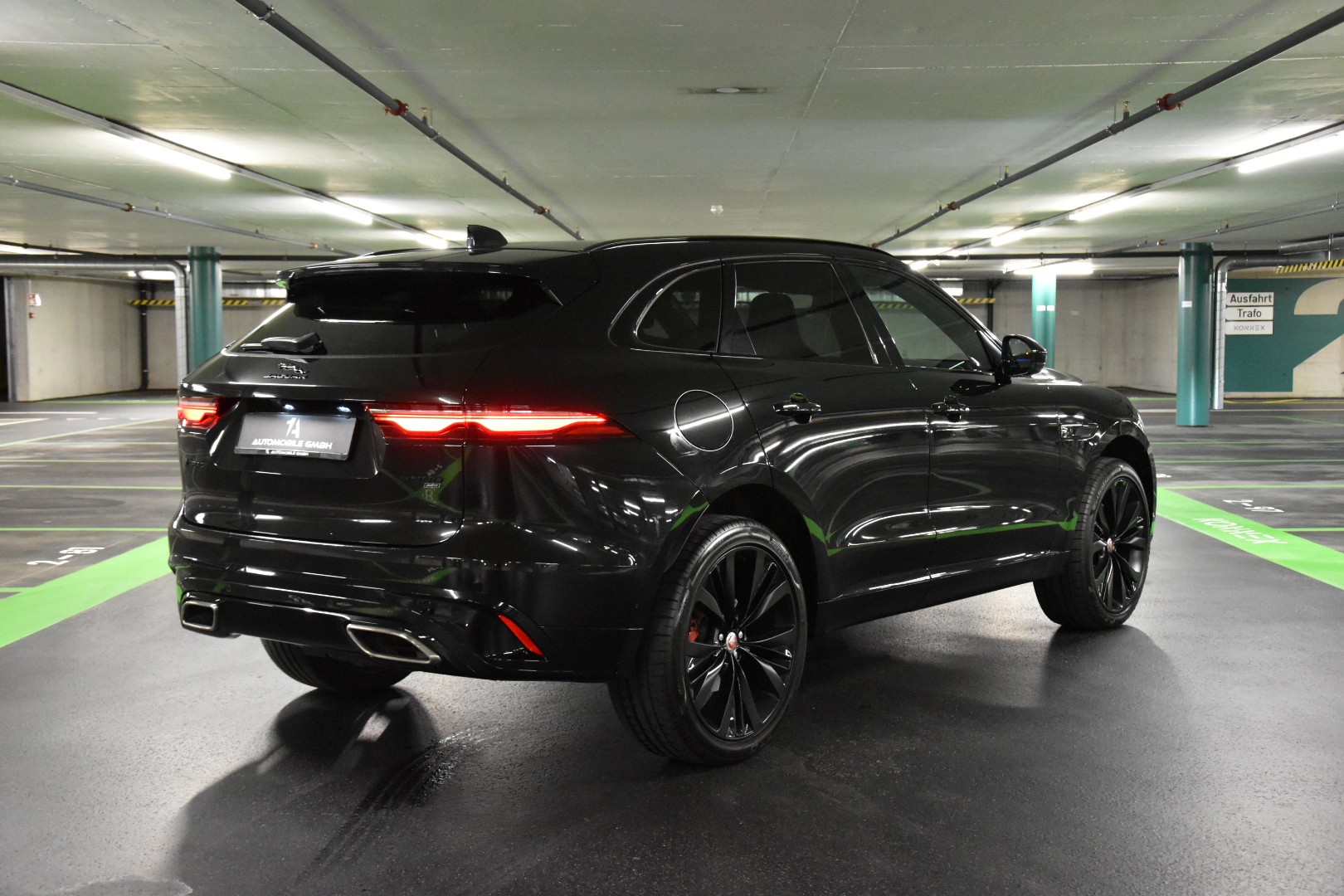 JAGUAR F-Pace 3.0 P400 R-Dynamic MHEV Black AWD-image-9