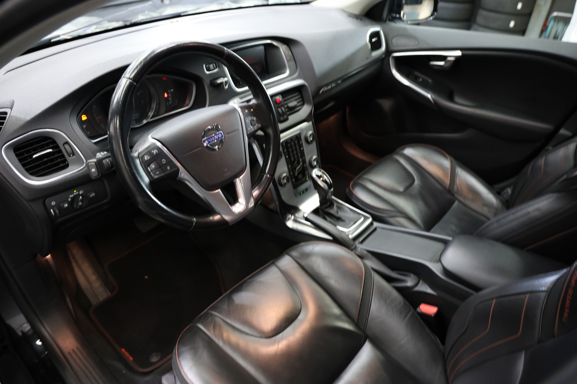 VOLVO V40 Cross Country T5 AWD Summum Geartronic-image-14