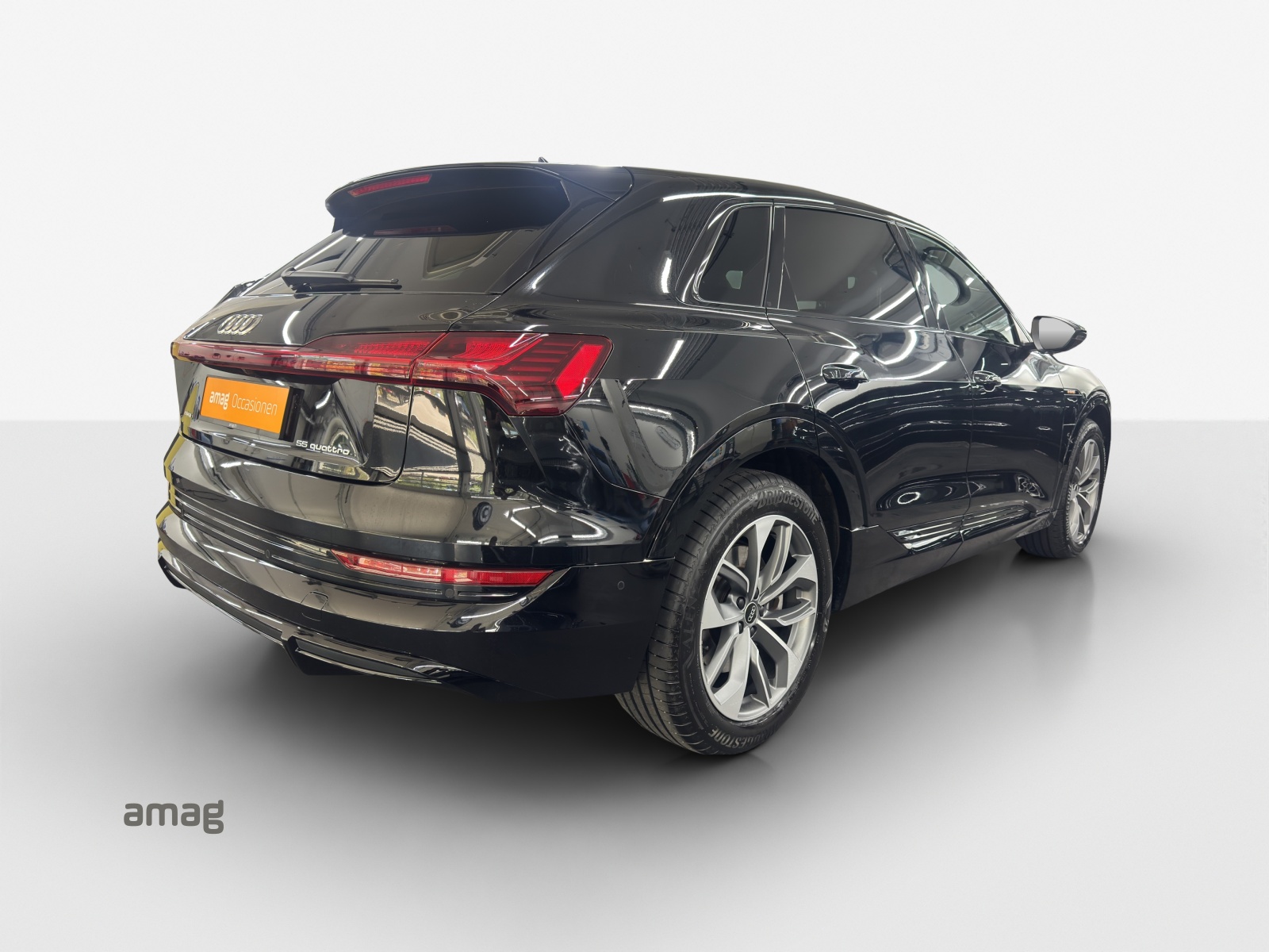 AUDI e-tron 55 S Line quattro-image-4