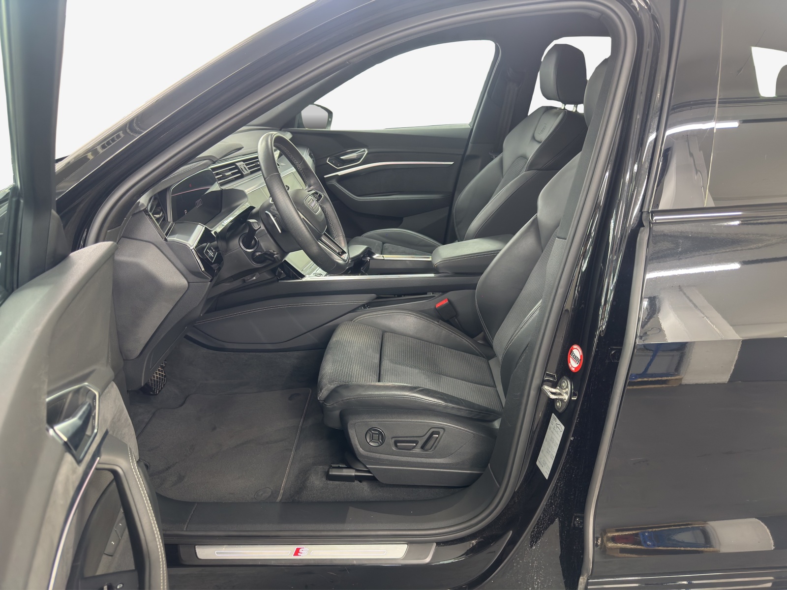 AUDI e-tron 55 S Line quattro-image-7