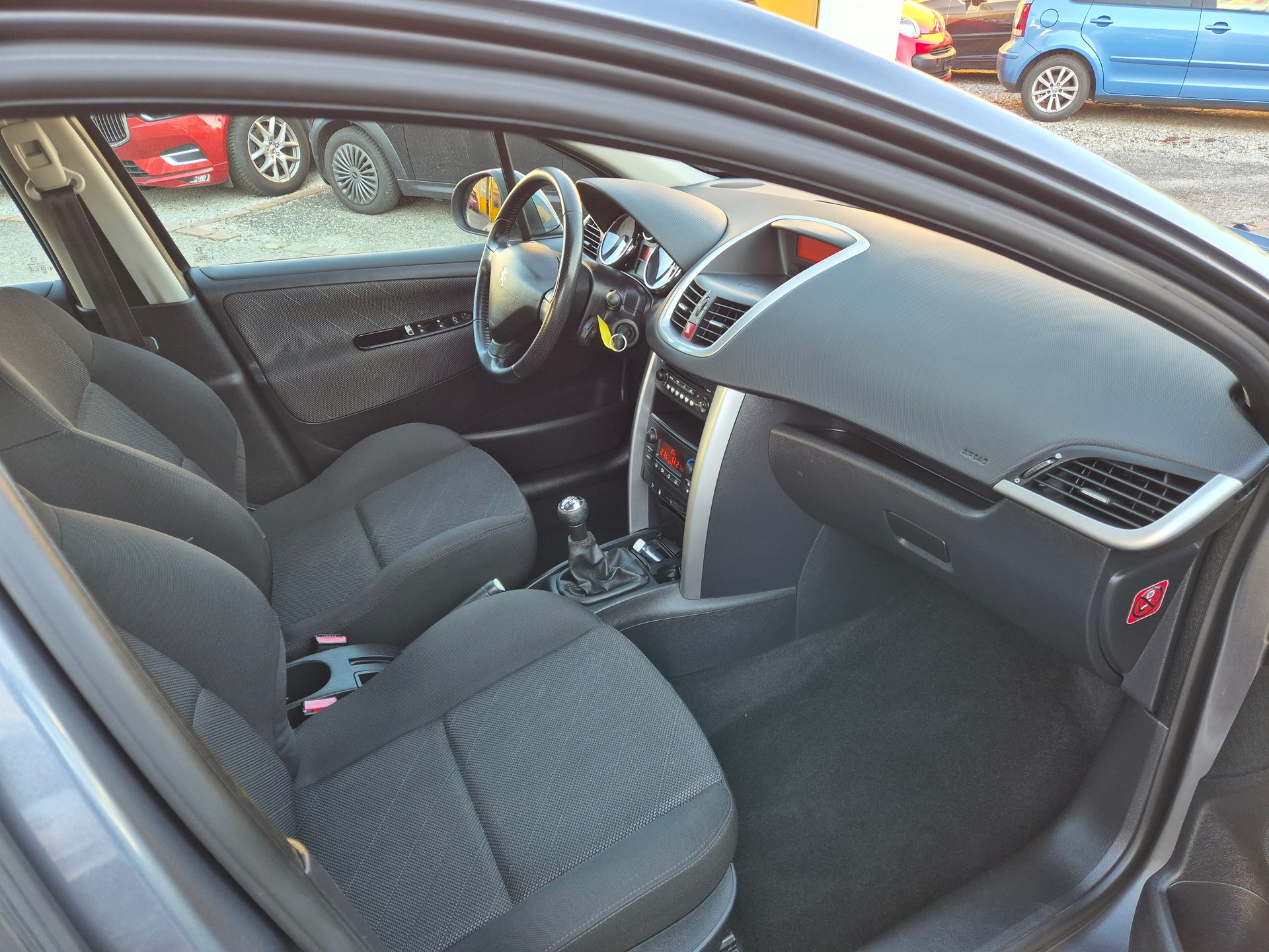 PEUGEOT 207 1.6 16V XT-image-5