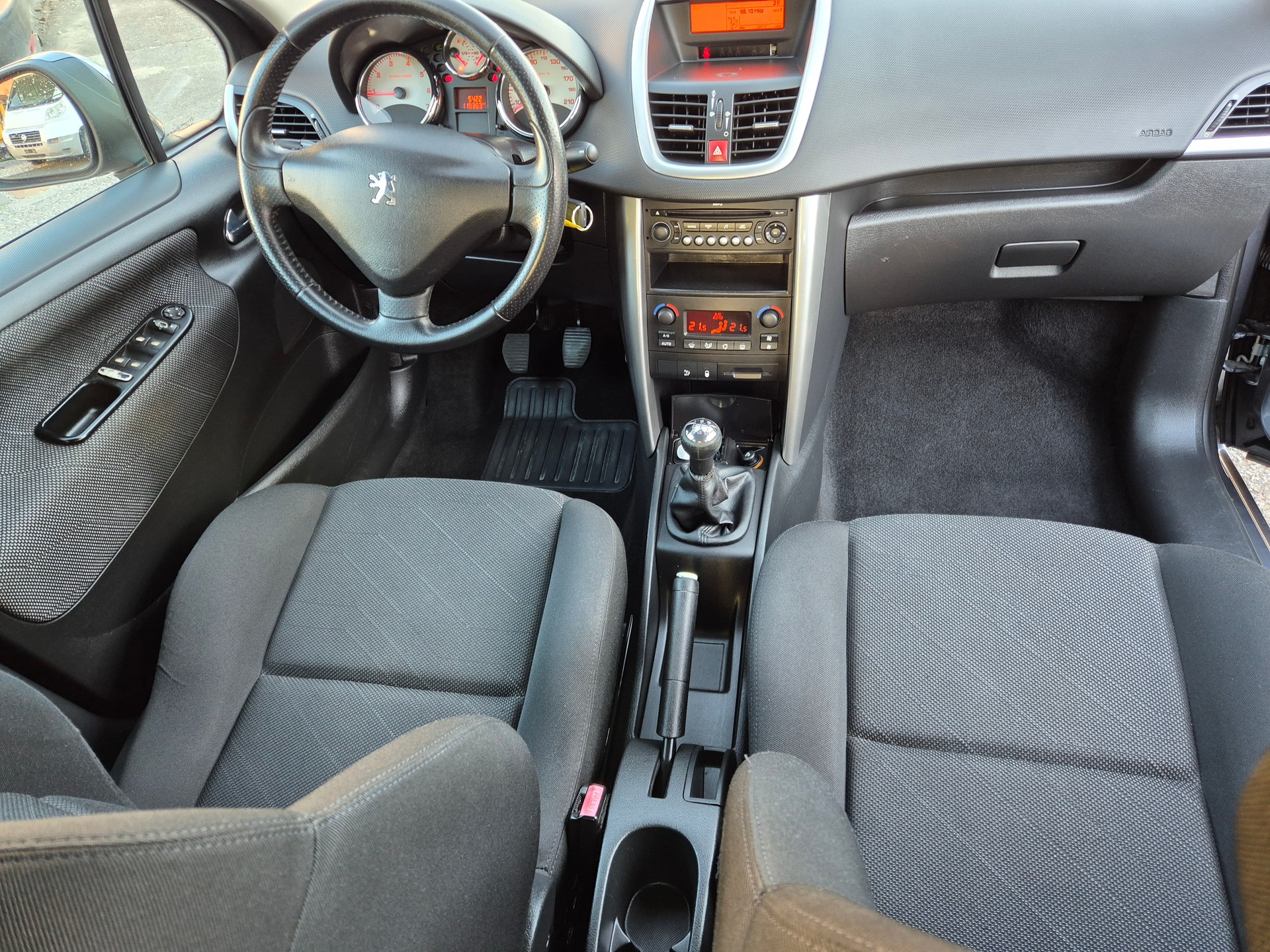 PEUGEOT 207 1.6 16V XT-image-8