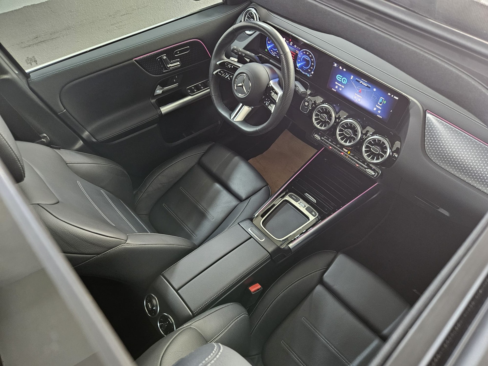MERCEDES-BENZ EQA 350 Swiss Star AMG Line 4matic-image-16