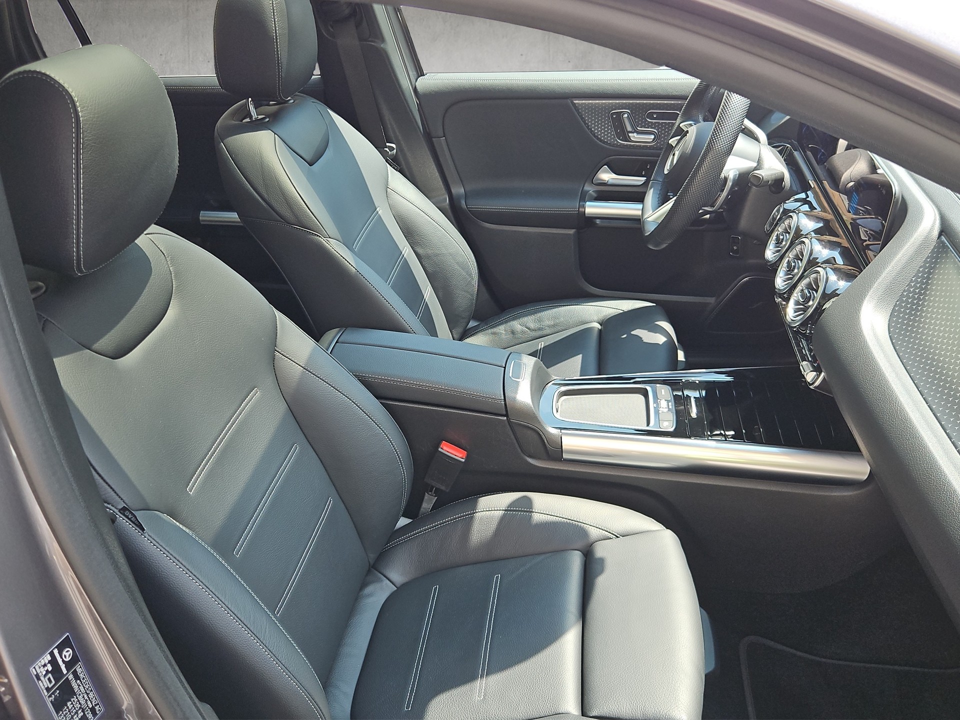 MERCEDES-BENZ EQA 350 Swiss Star AMG Line 4matic-image-9
