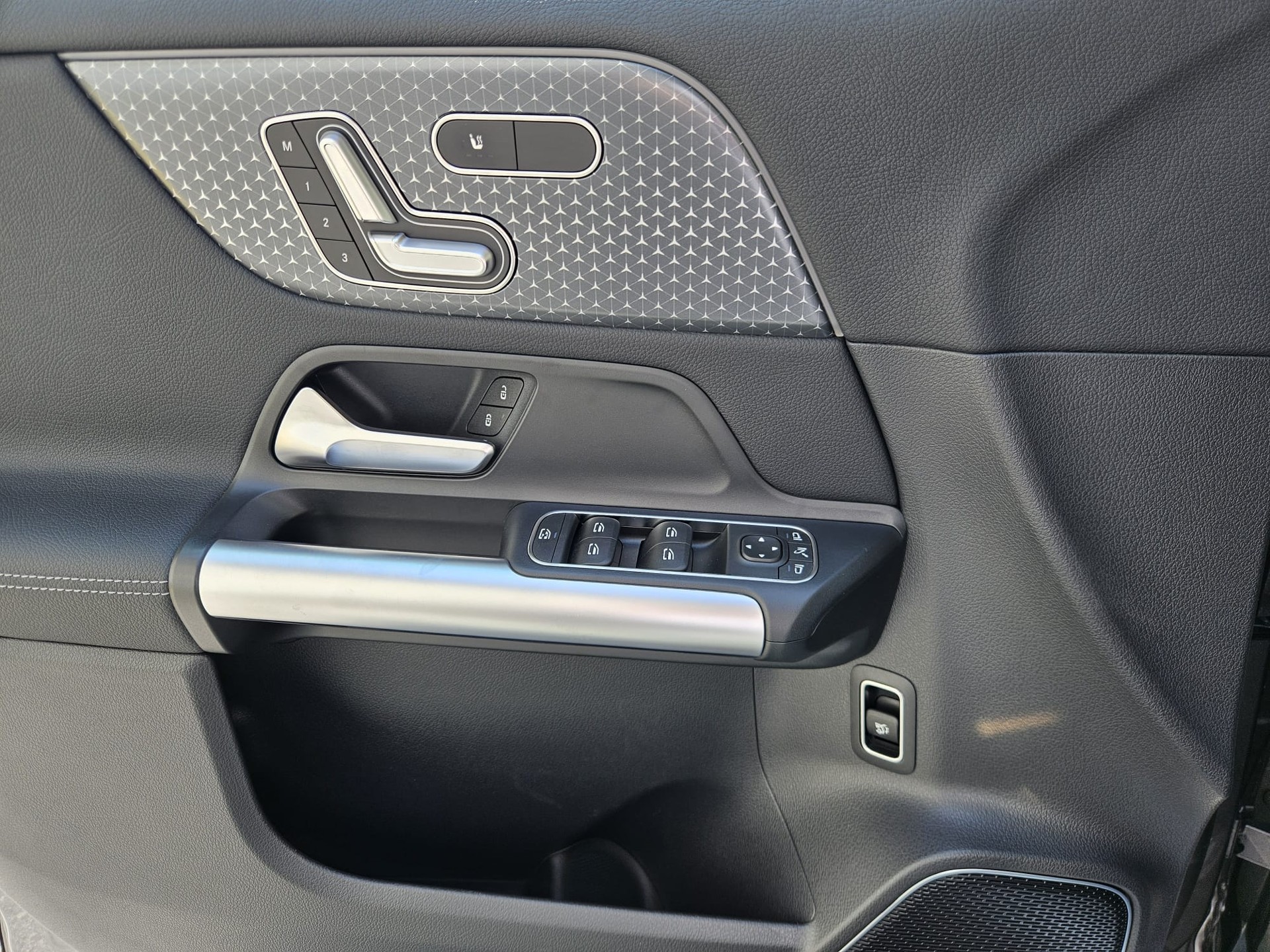 MERCEDES-BENZ EQA 350 Swiss Star AMG Line 4matic-image-11