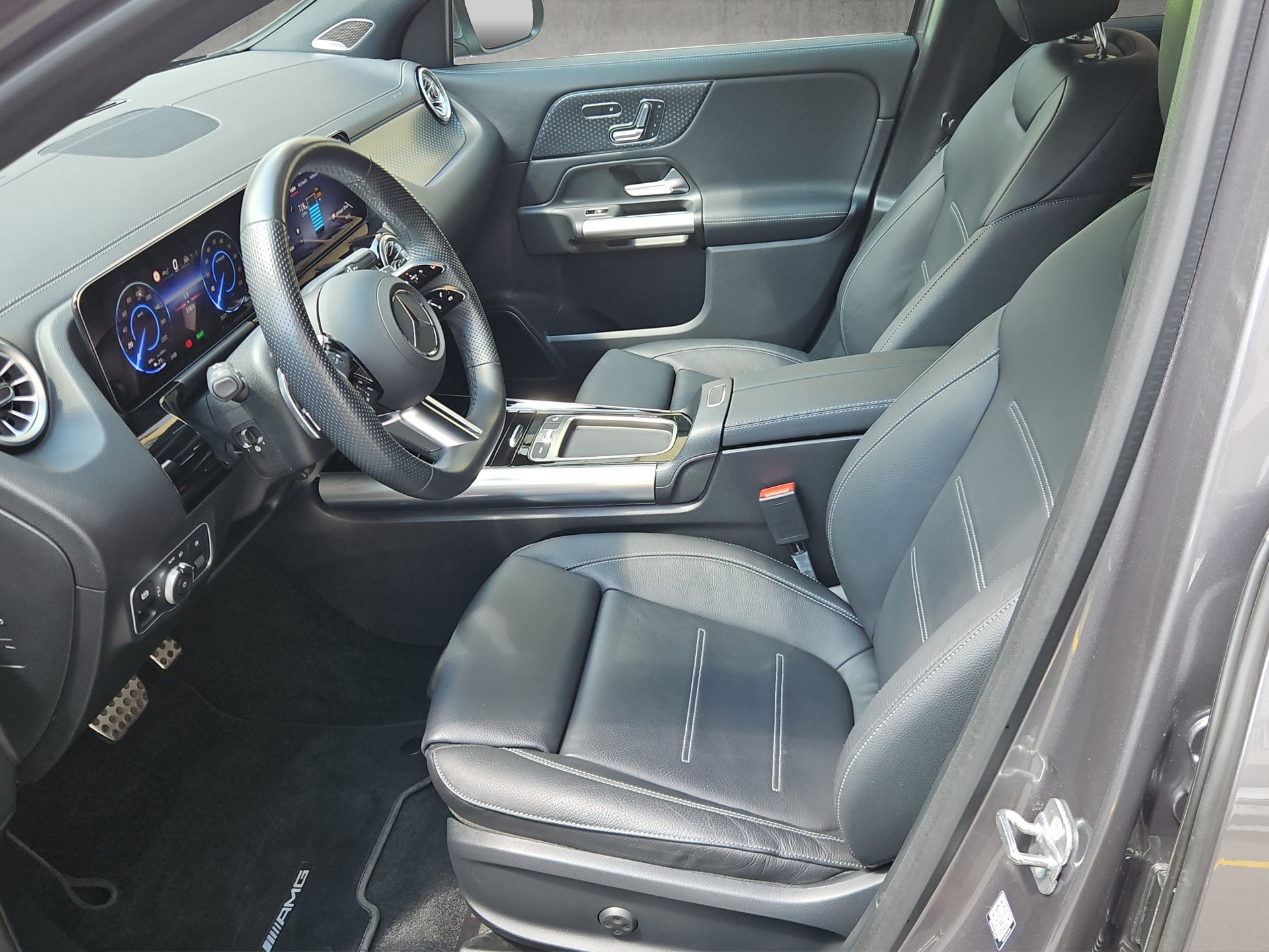 MERCEDES-BENZ EQA 350 Swiss Star AMG Line 4matic-image-8