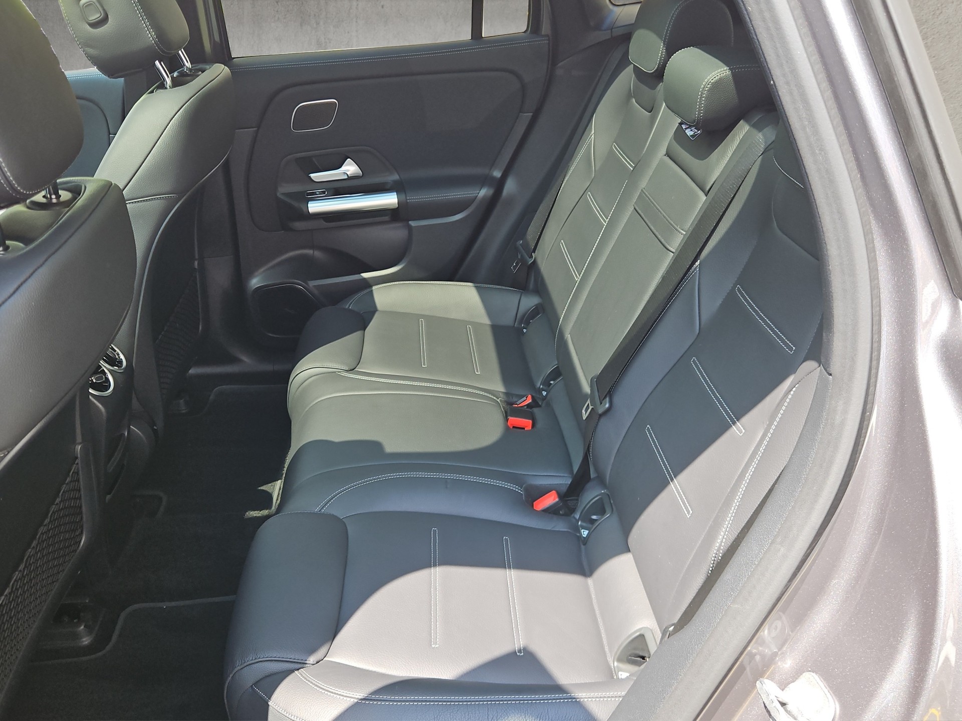 MERCEDES-BENZ EQA 350 Swiss Star AMG Line 4matic-image-10