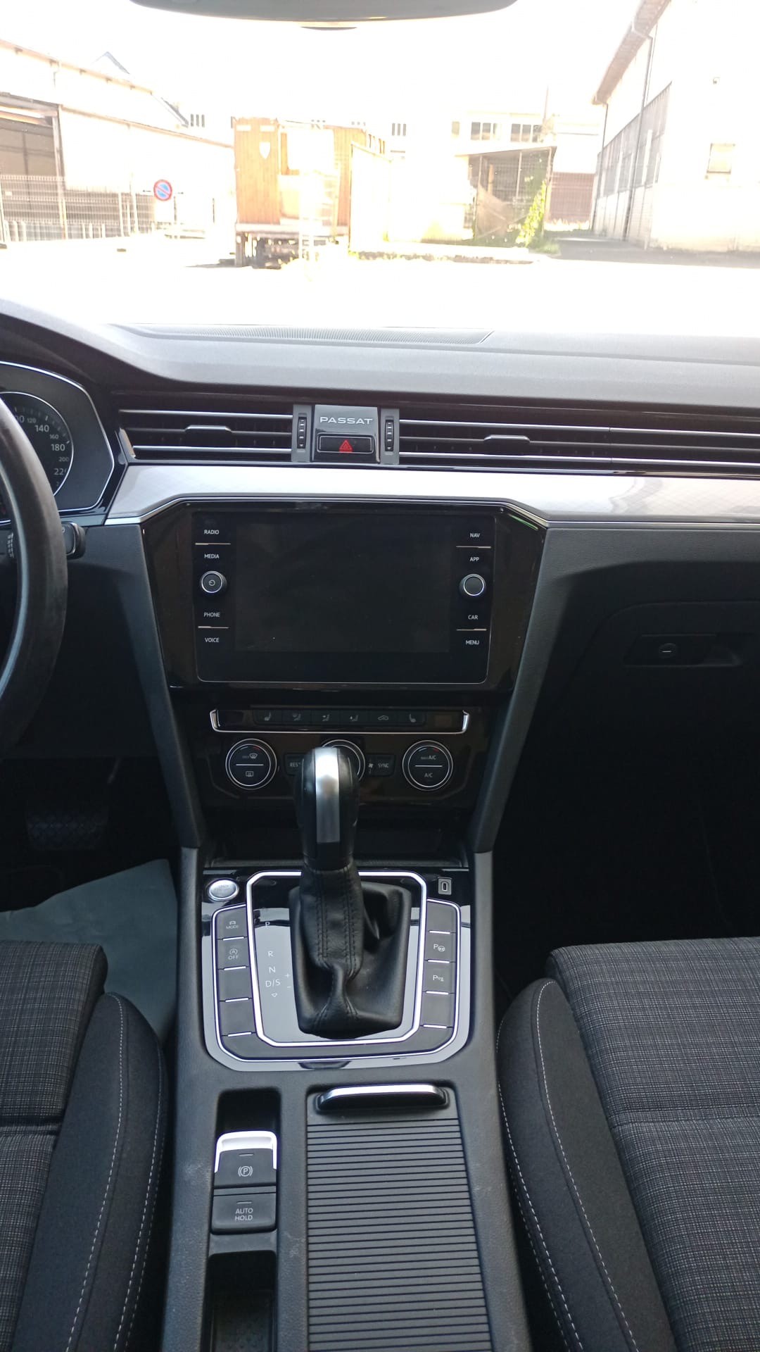 VW Passat 2.0 TDI BMT Business 4Motion DSG-image-9