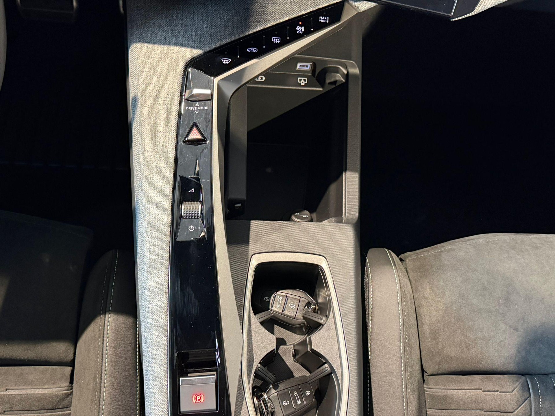 PEUGEOT 5008 1.2 Hybrid GT-image-25