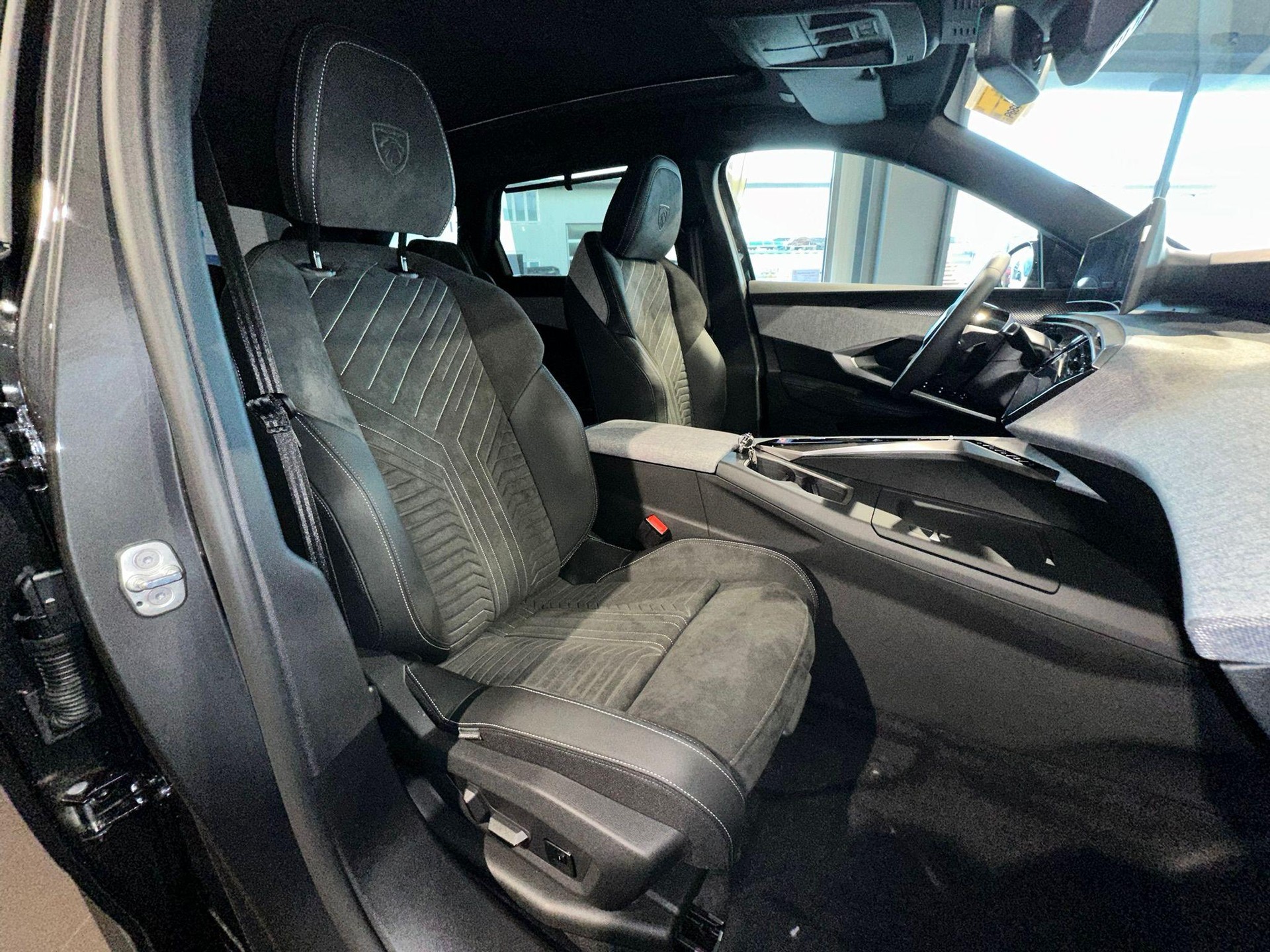 PEUGEOT 5008 1.2 Hybrid GT-image-15