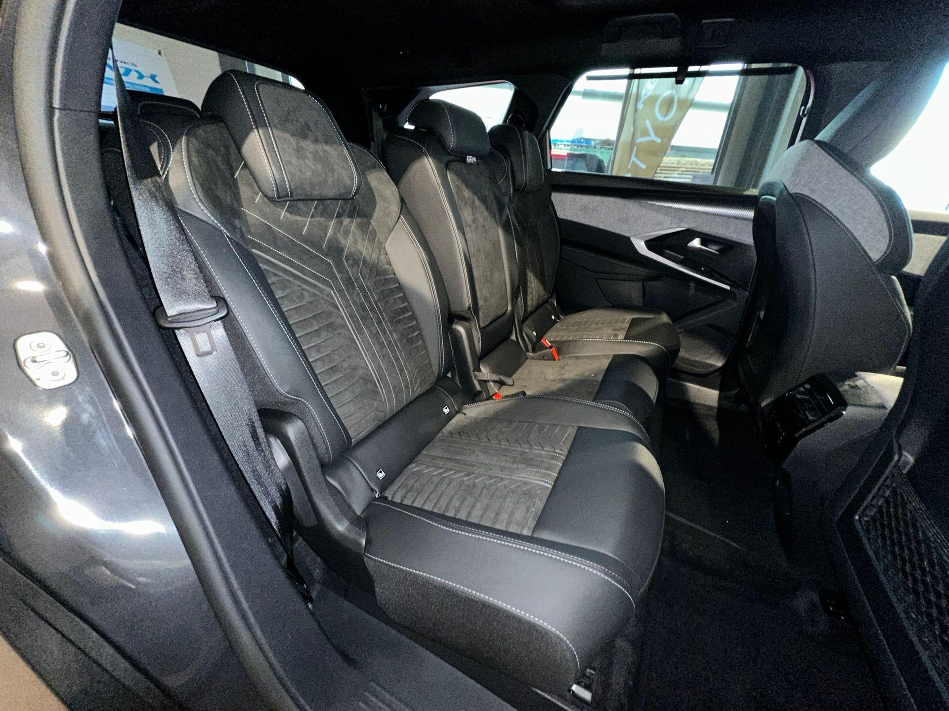 PEUGEOT 5008 1.2 Hybrid GT-image-13