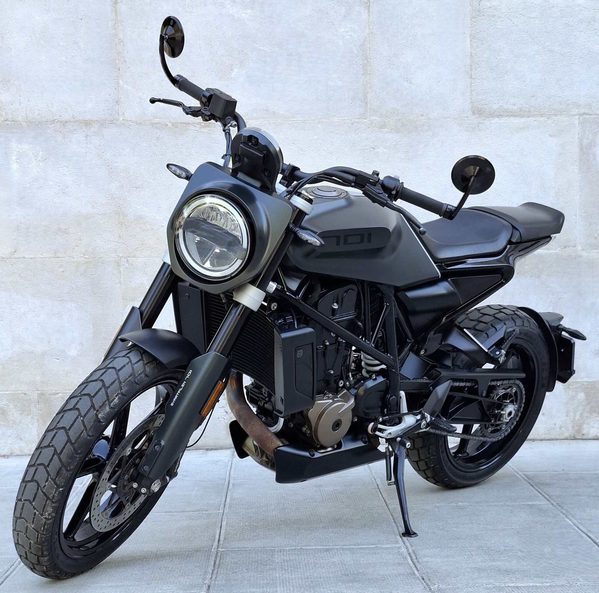 HUSQVARNA Svartpilen 701-showroom-element-3