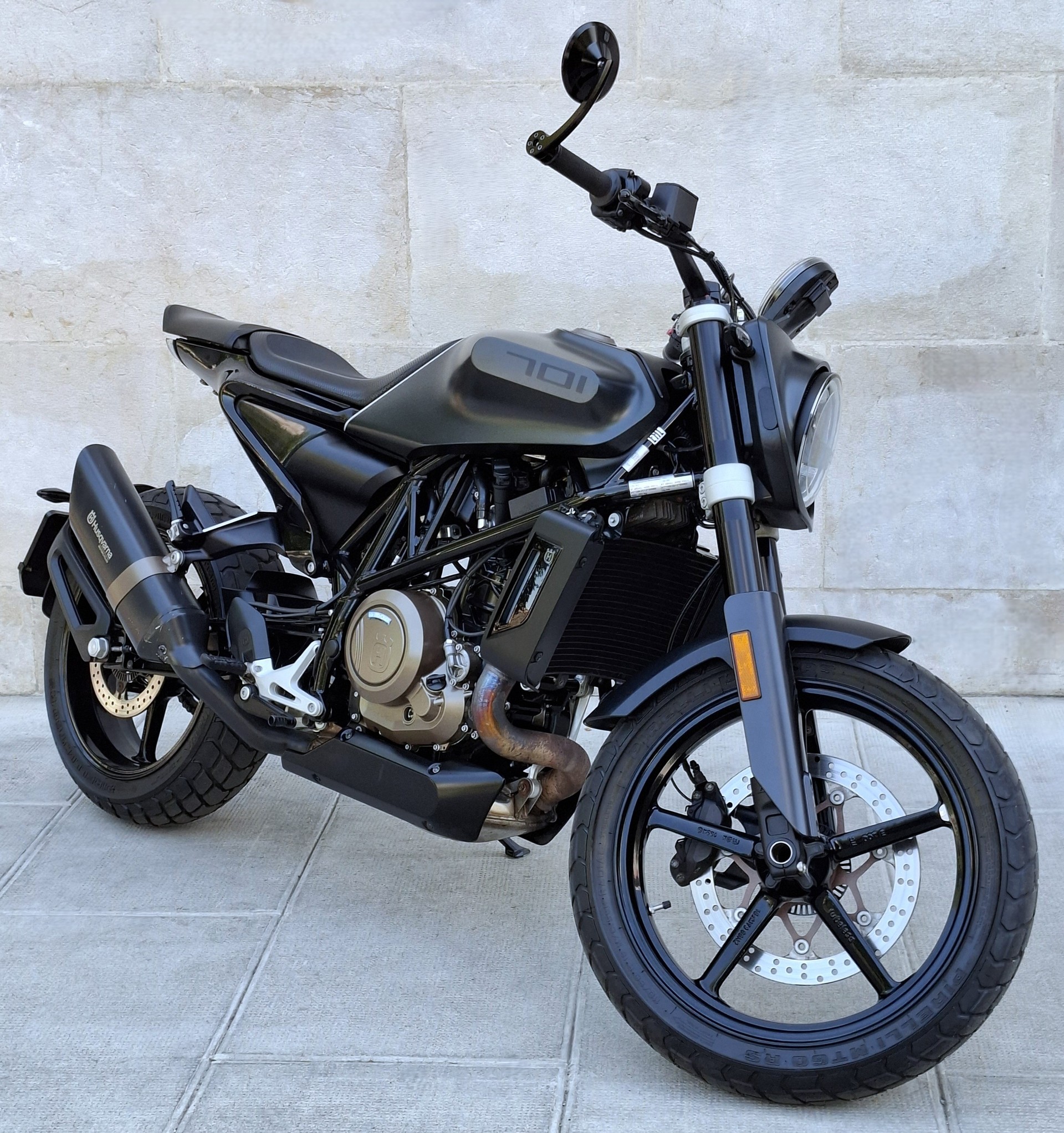 HUSQVARNA Svartpilen 701-showroom-element-1