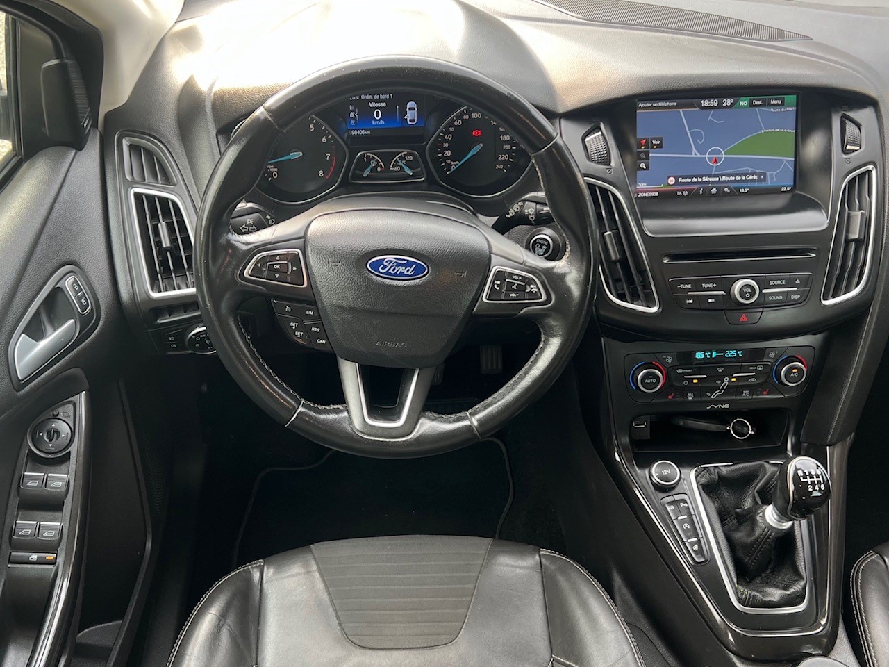 FORD Focus 1.0 SCTi Titanium-image-10