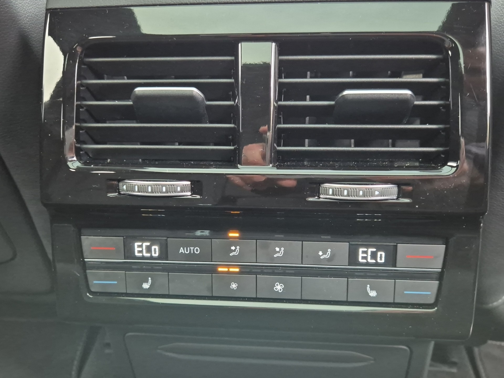 VW Touareg 3.0 TDI R-Line Tiptronic-image-21