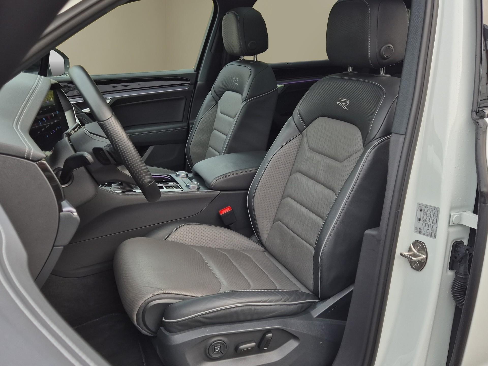 VW Touareg 3.0 TDI R-Line Tiptronic-image-8