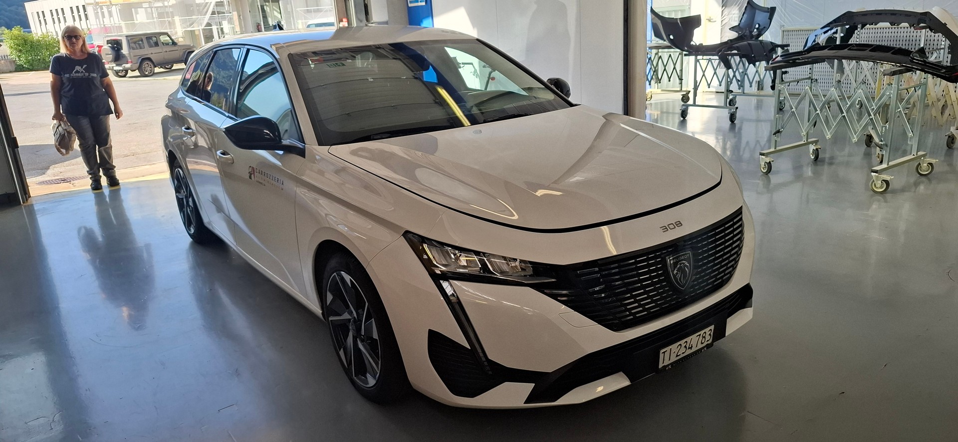 PEUGEOT 1.5 BlueHDi Allure Pack-image-1