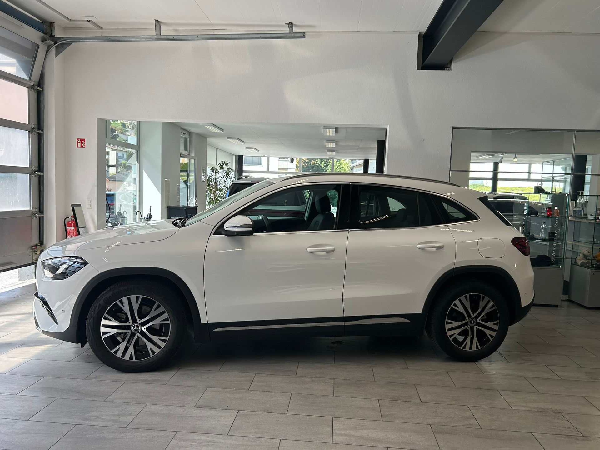 MERCEDES-BENZ GLA 180 7G-DCT-image-3