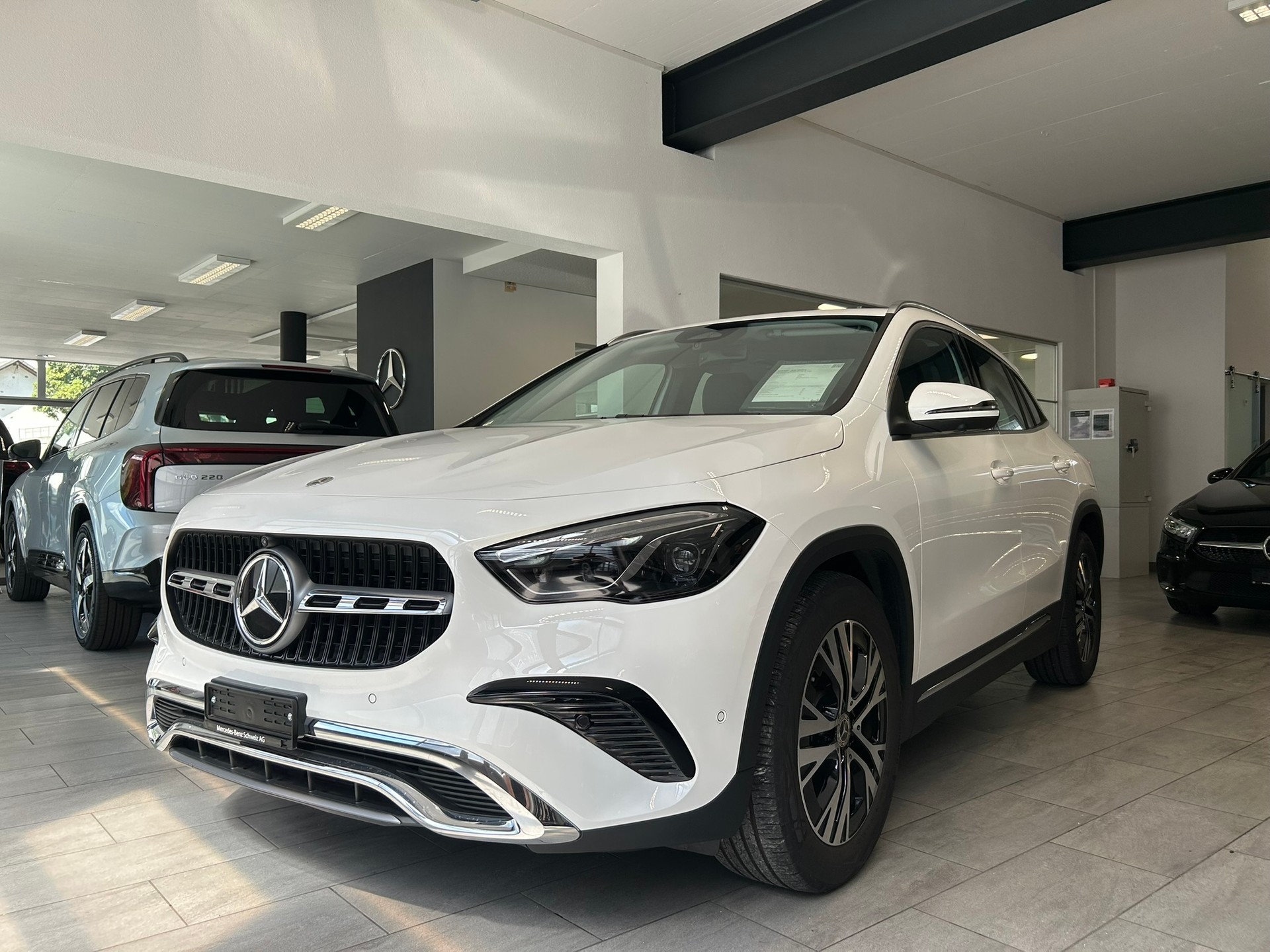 MERCEDES-BENZ GLA 180 7G-DCT-image-1