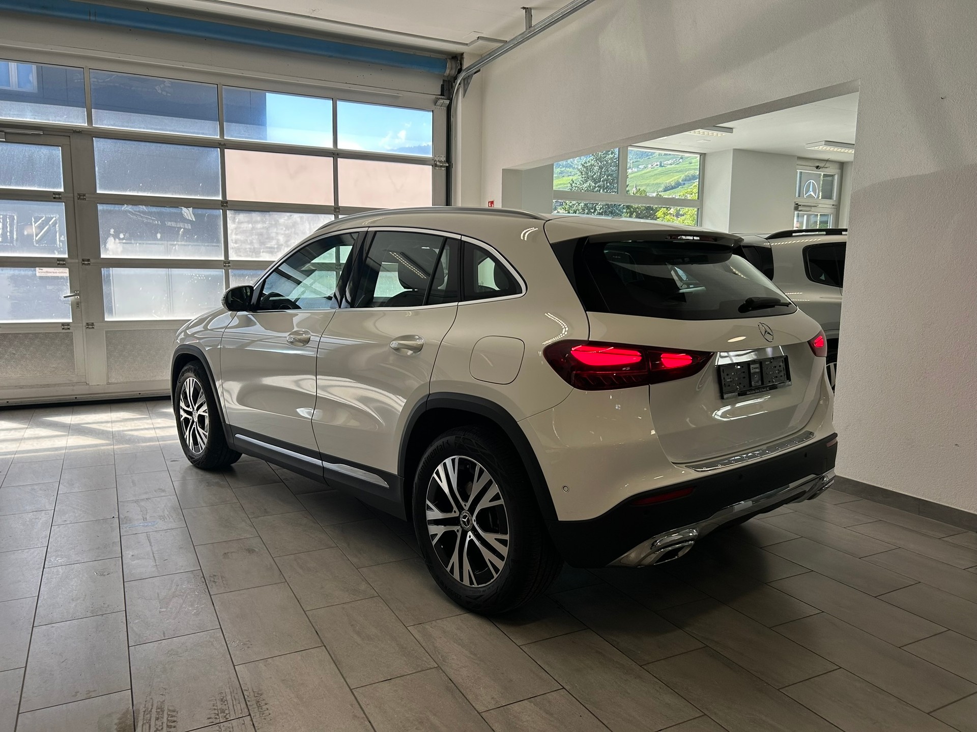 MERCEDES-BENZ GLA 180 7G-DCT-image-4