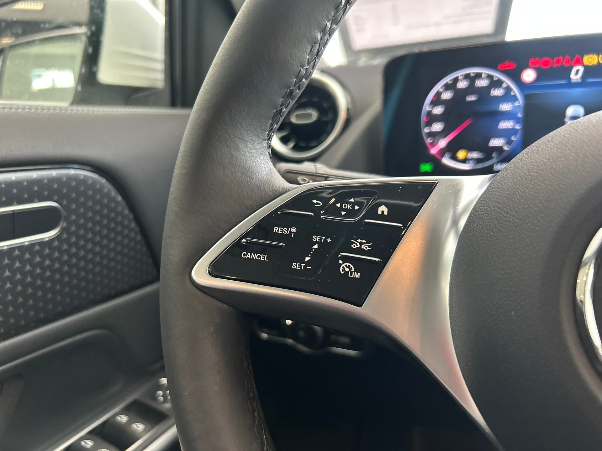 MERCEDES-BENZ GLA 180 7G-DCT-image-9
