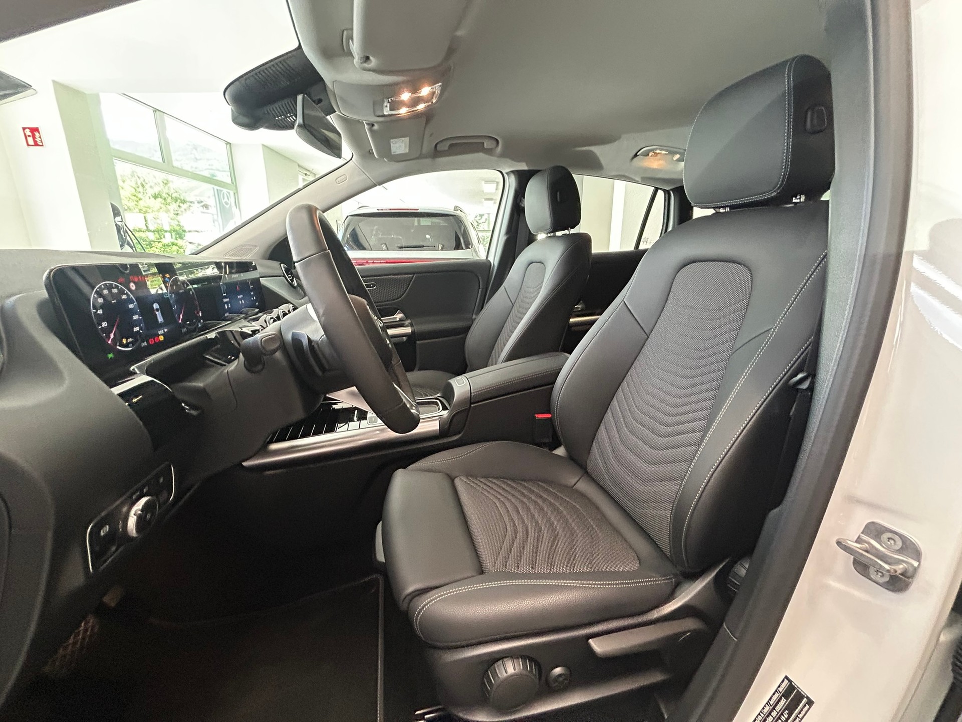 MERCEDES-BENZ GLA 180 7G-DCT-image-7