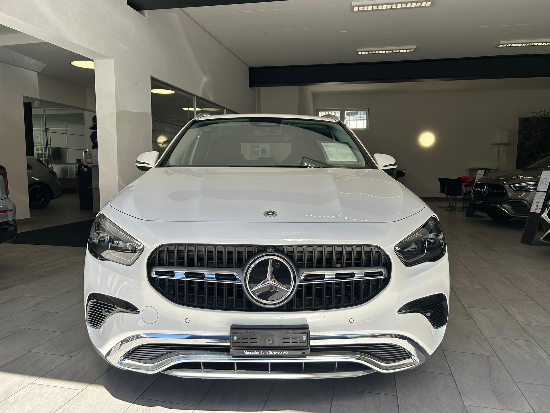 MERCEDES-BENZ GLA 180 7G-DCT-image-2