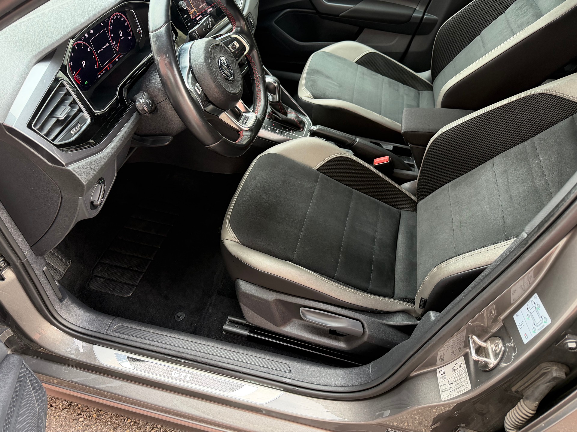 VW Polo 2.0 TSI GTI DSG-image-11