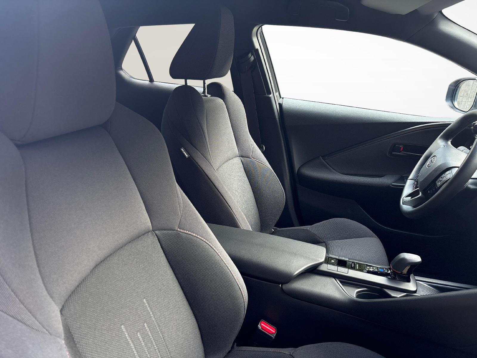 TOYOTA C-HR 2.0 PHEV Swiss Edition-image-9